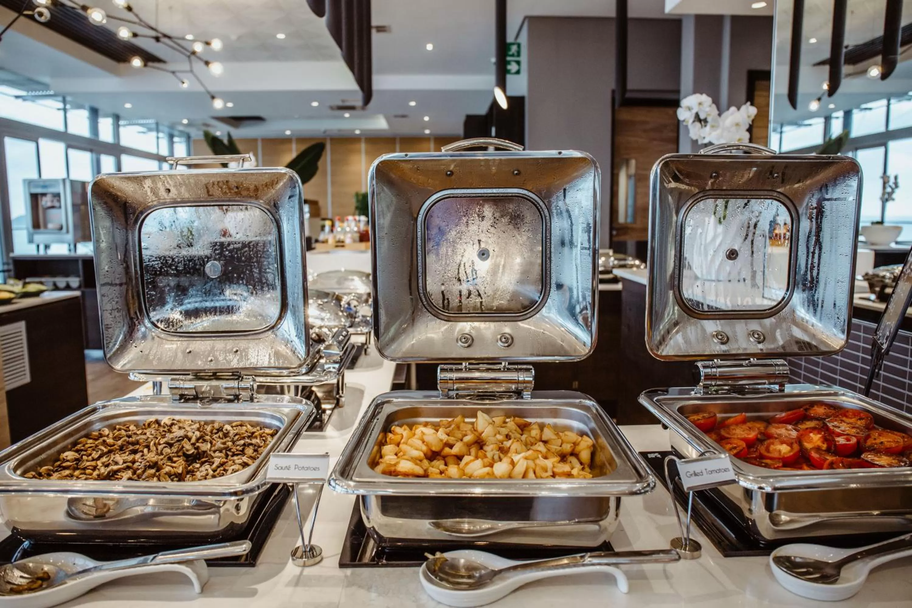 Restaurant/places to eat in Belaire Suites Hotel