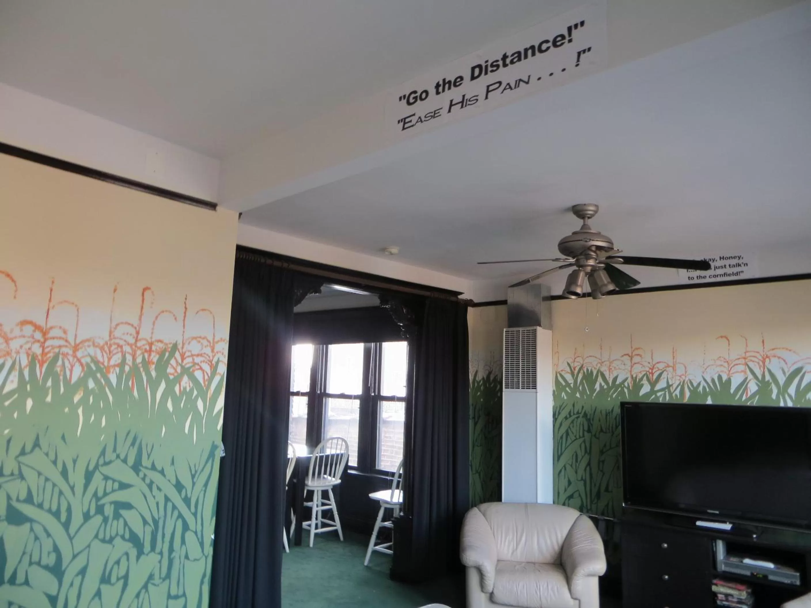 Living room, TV/Entertainment Center in The Polo Inn Bridgeport U.S.A.