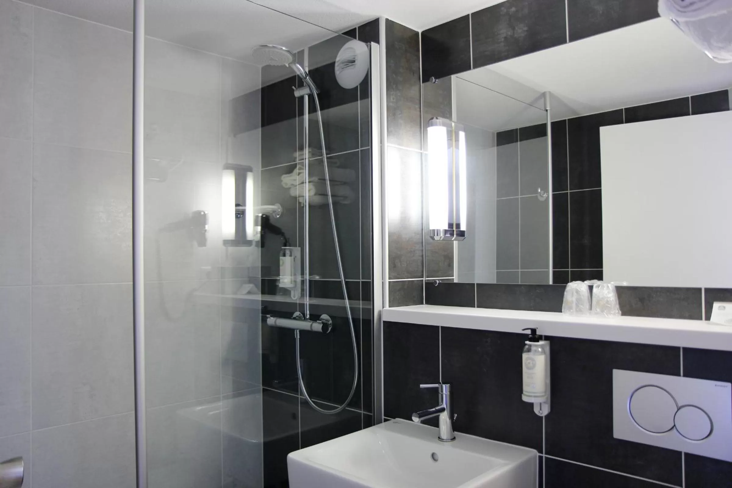 Bathroom in Hôtel Best Western The Wish Versailles