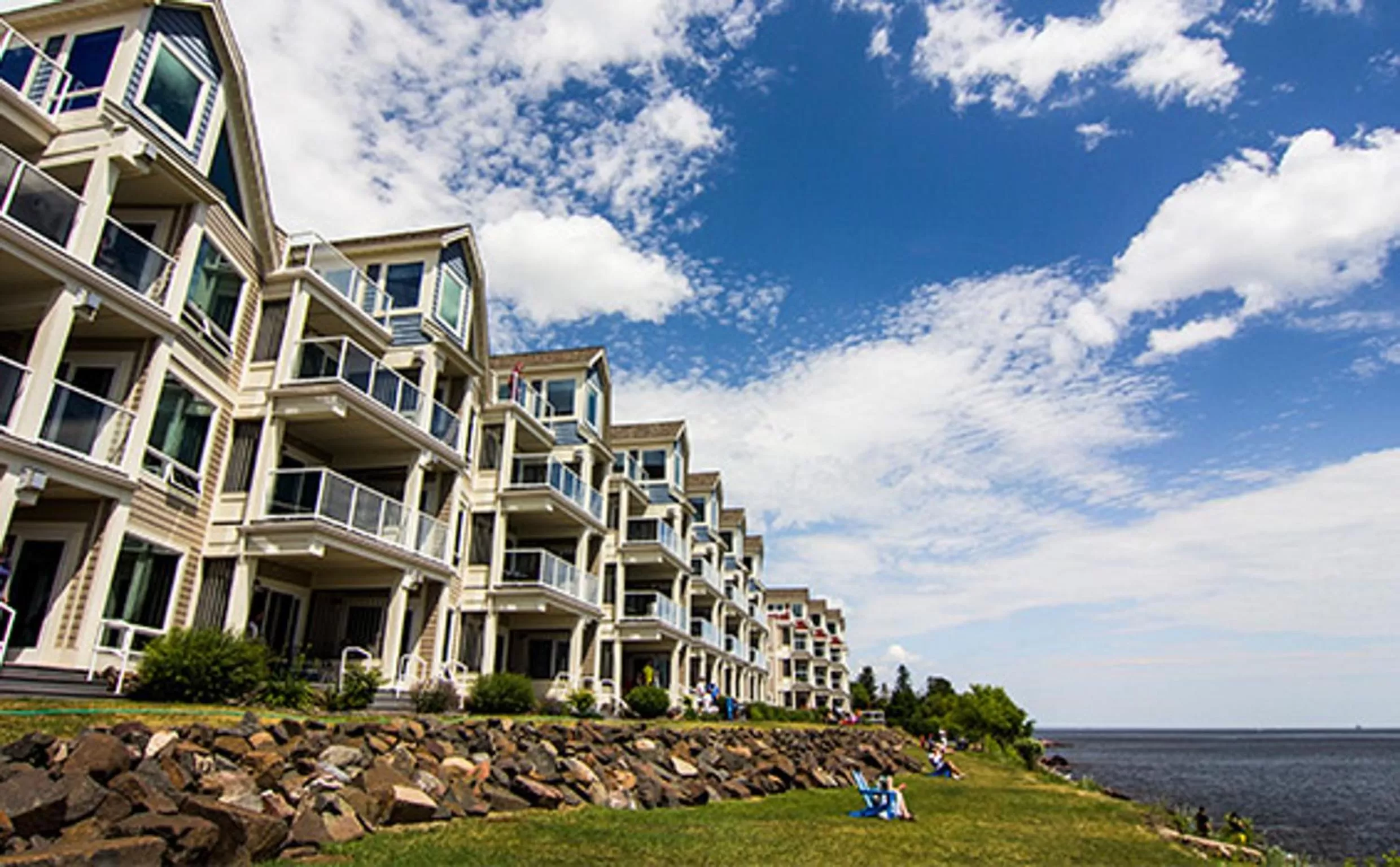 Facade/entrance in Beacon Pointe on Lake Superior