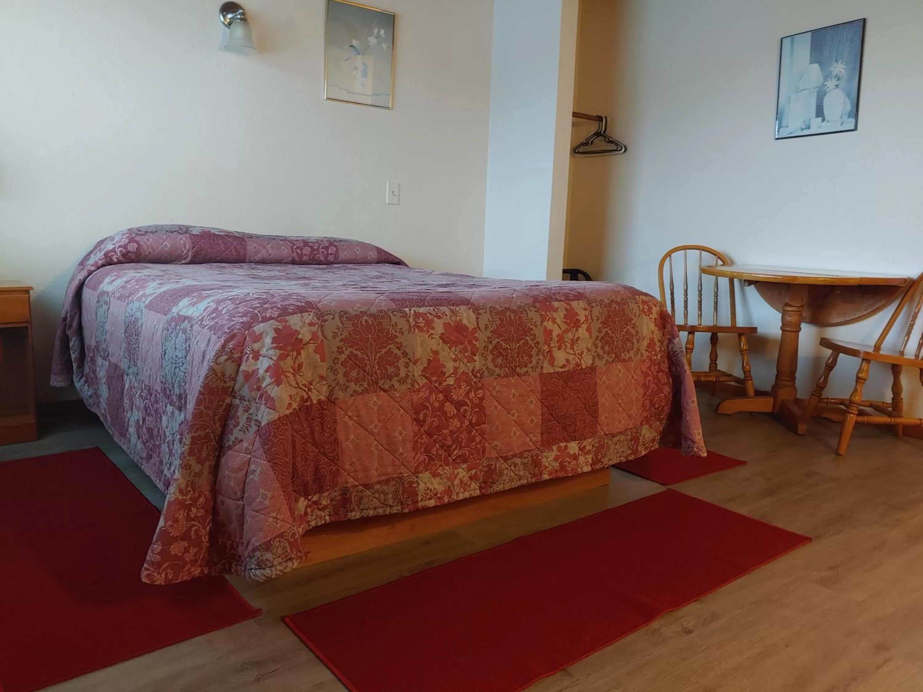 Bed in The Dublin House Motel