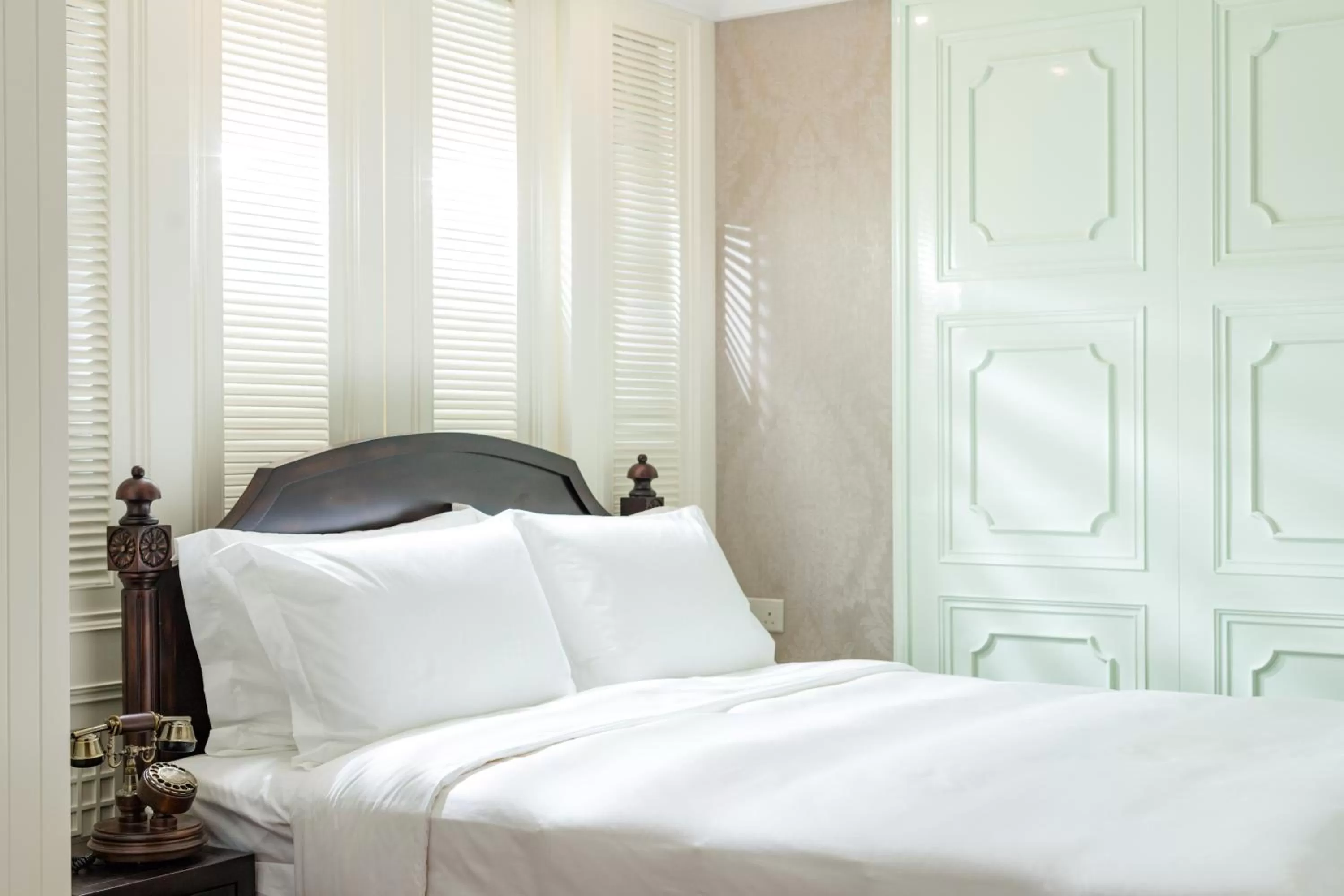 Bed in Tung Nam Lou Art Hotel