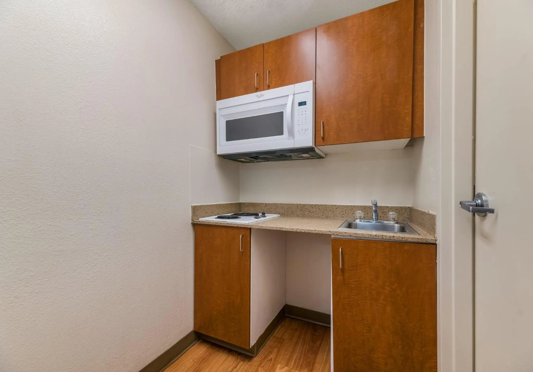 Kitchen or kitchenette in HomeTowne Studios by Red Roof Orlando - UCF Area