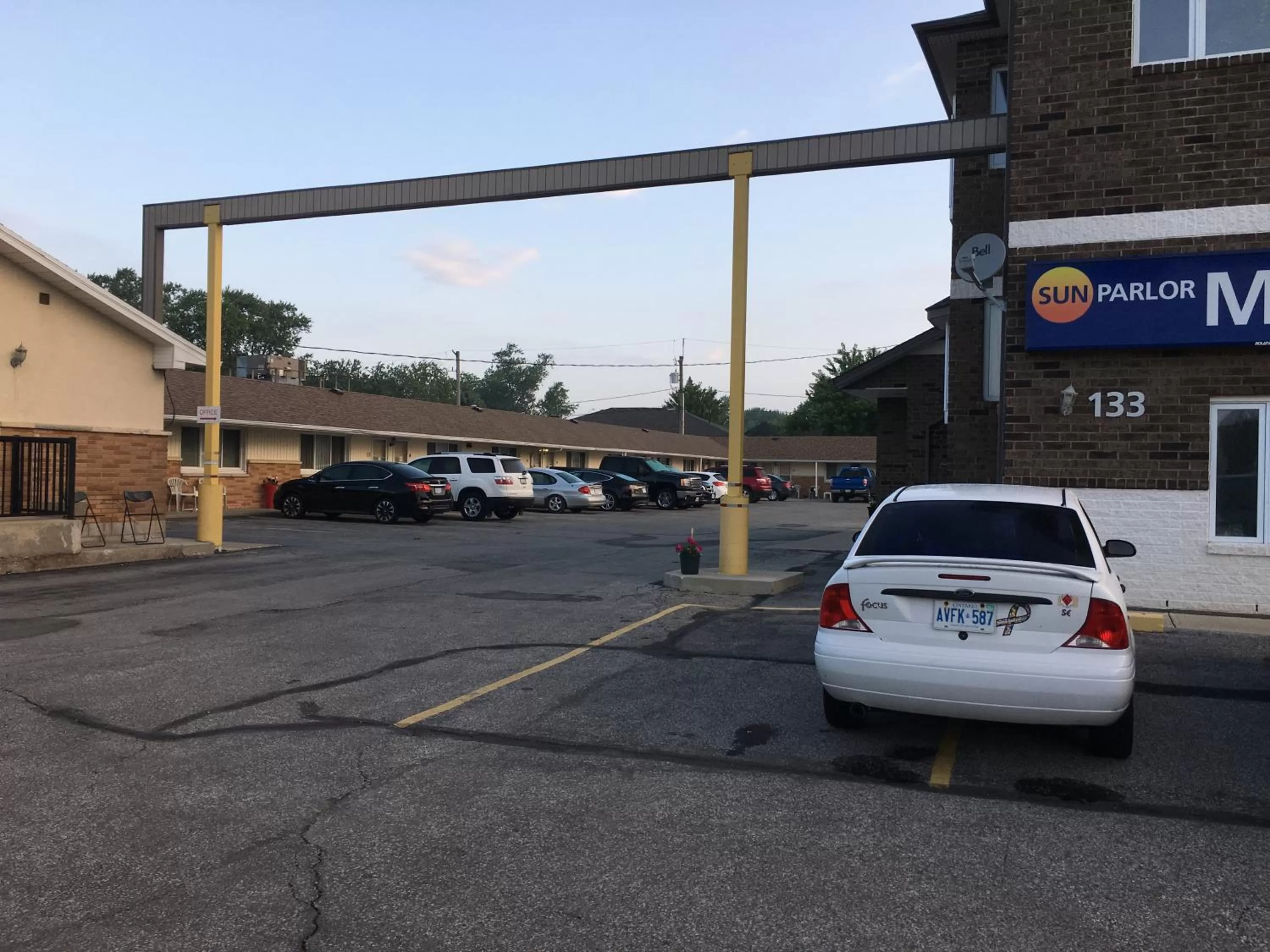Parking in Sunparlor Motel