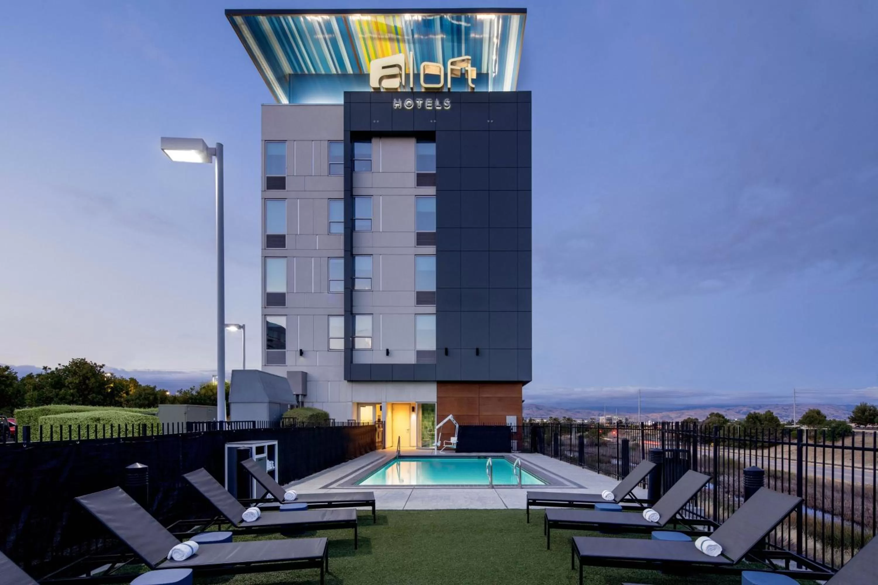 Swimming pool in Aloft Santa Clara - San Jose North