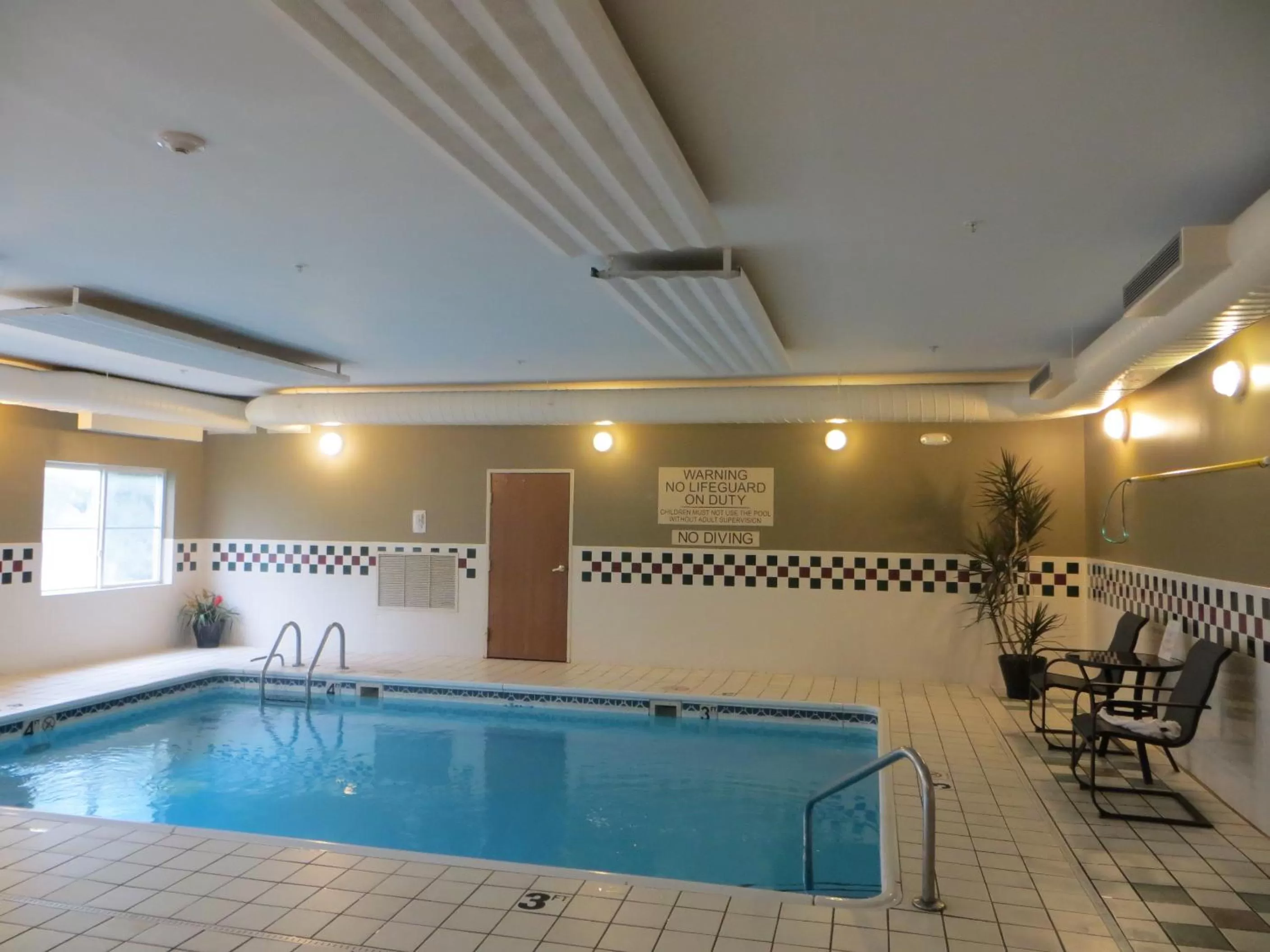 Swimming pool in Country Inn & Suites by Radisson, Gurnee, IL