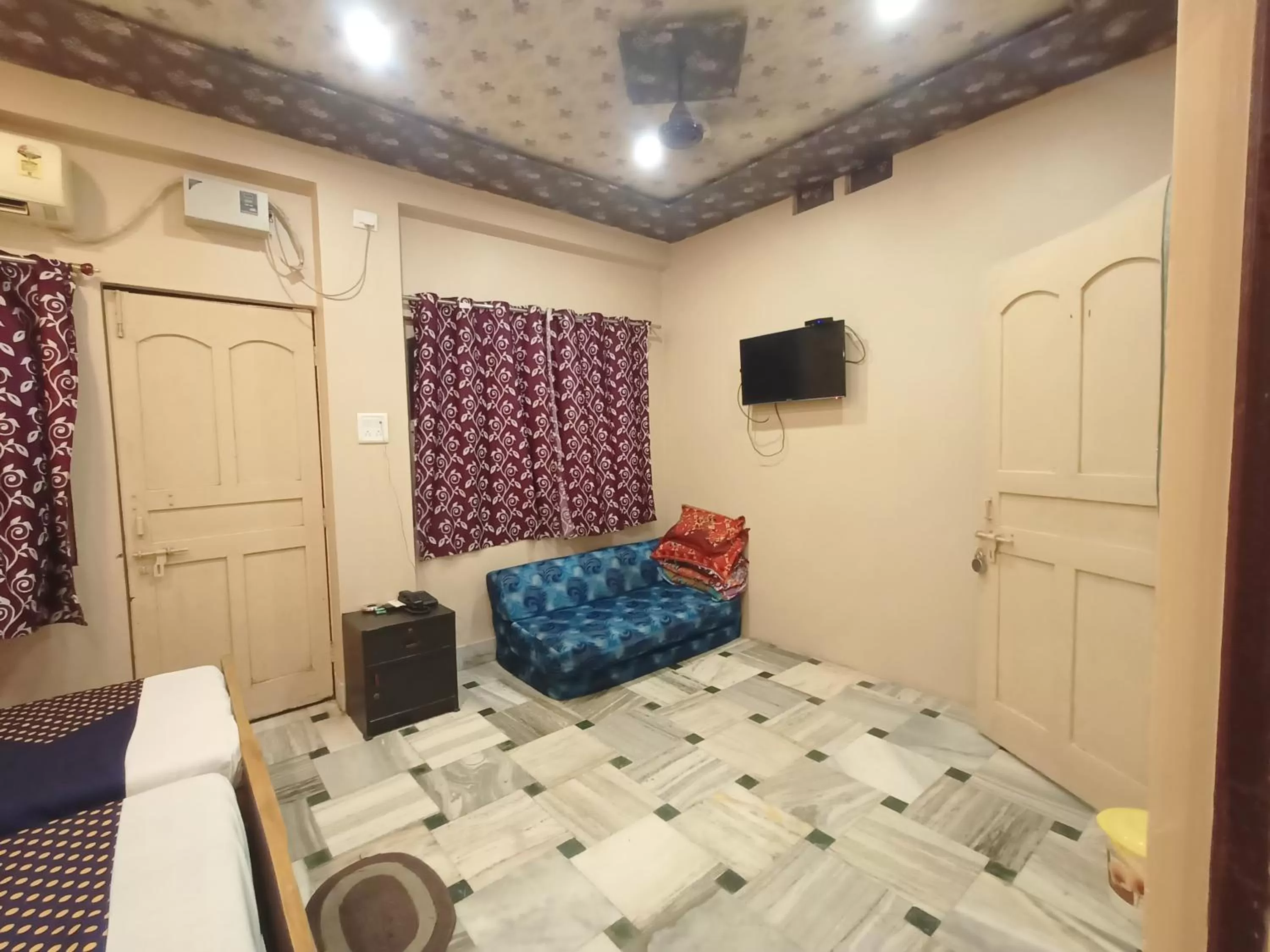 TV and multimedia, Bed in Hotel Aakash Ganga