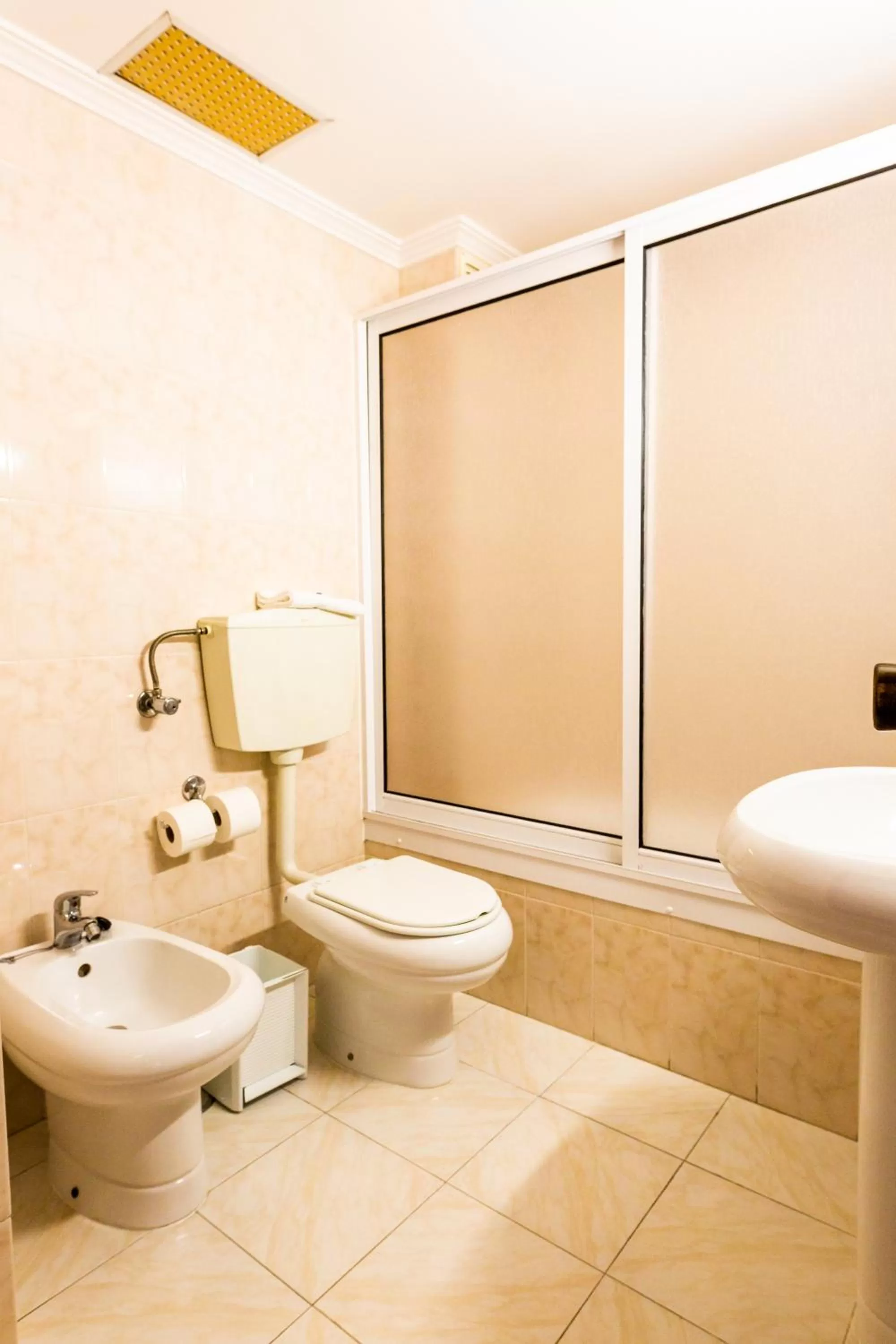 Toilet in Dona Amélia Hotel by RIDAN Hotels
