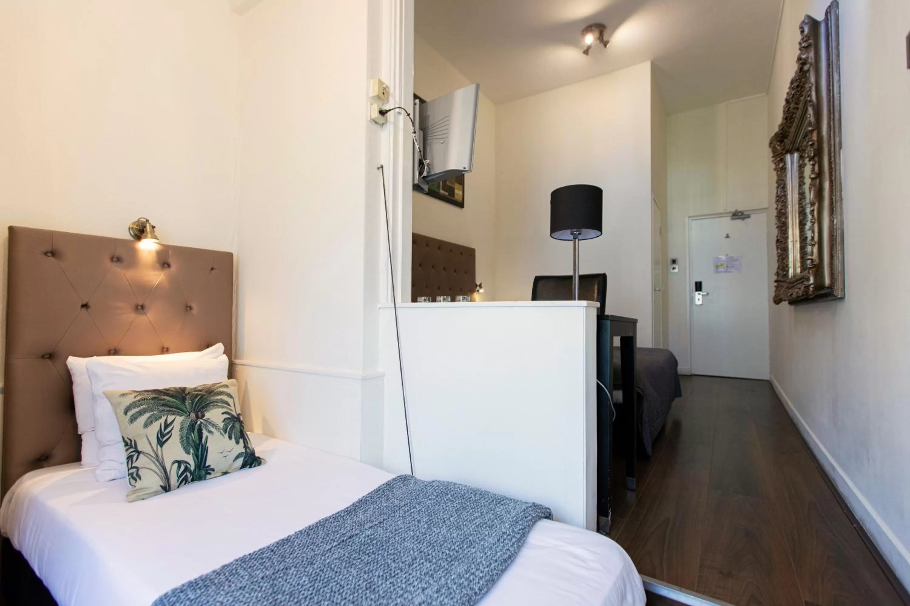 Bed in Quentin England Hotel