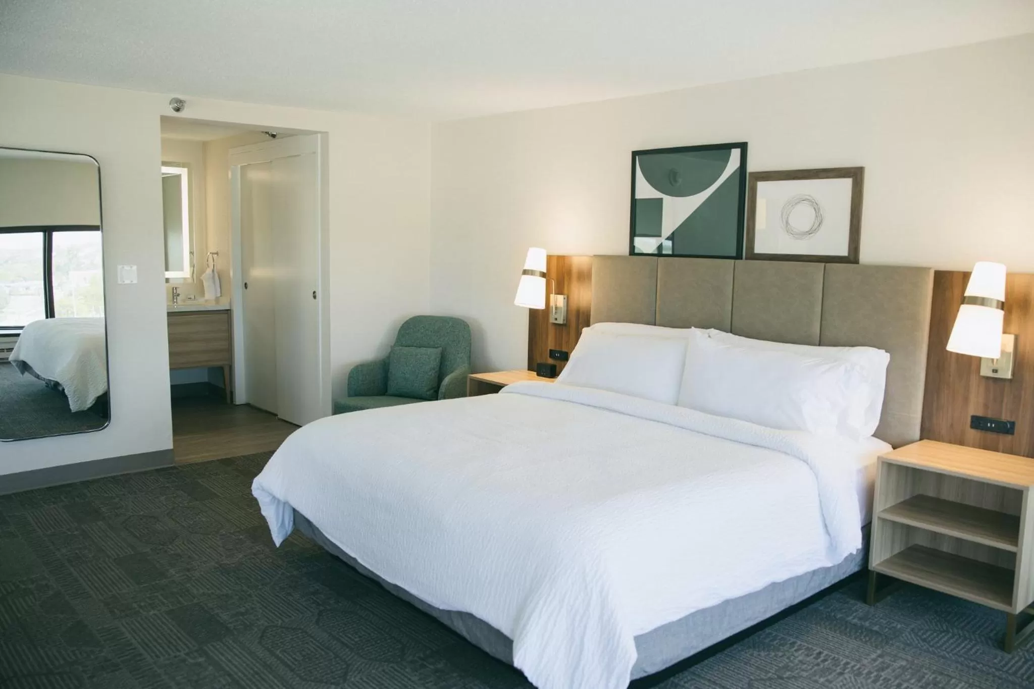 Photo of the whole room, Bed in Staybridge Suites Chicago O'Hare - Rosemont by IHG