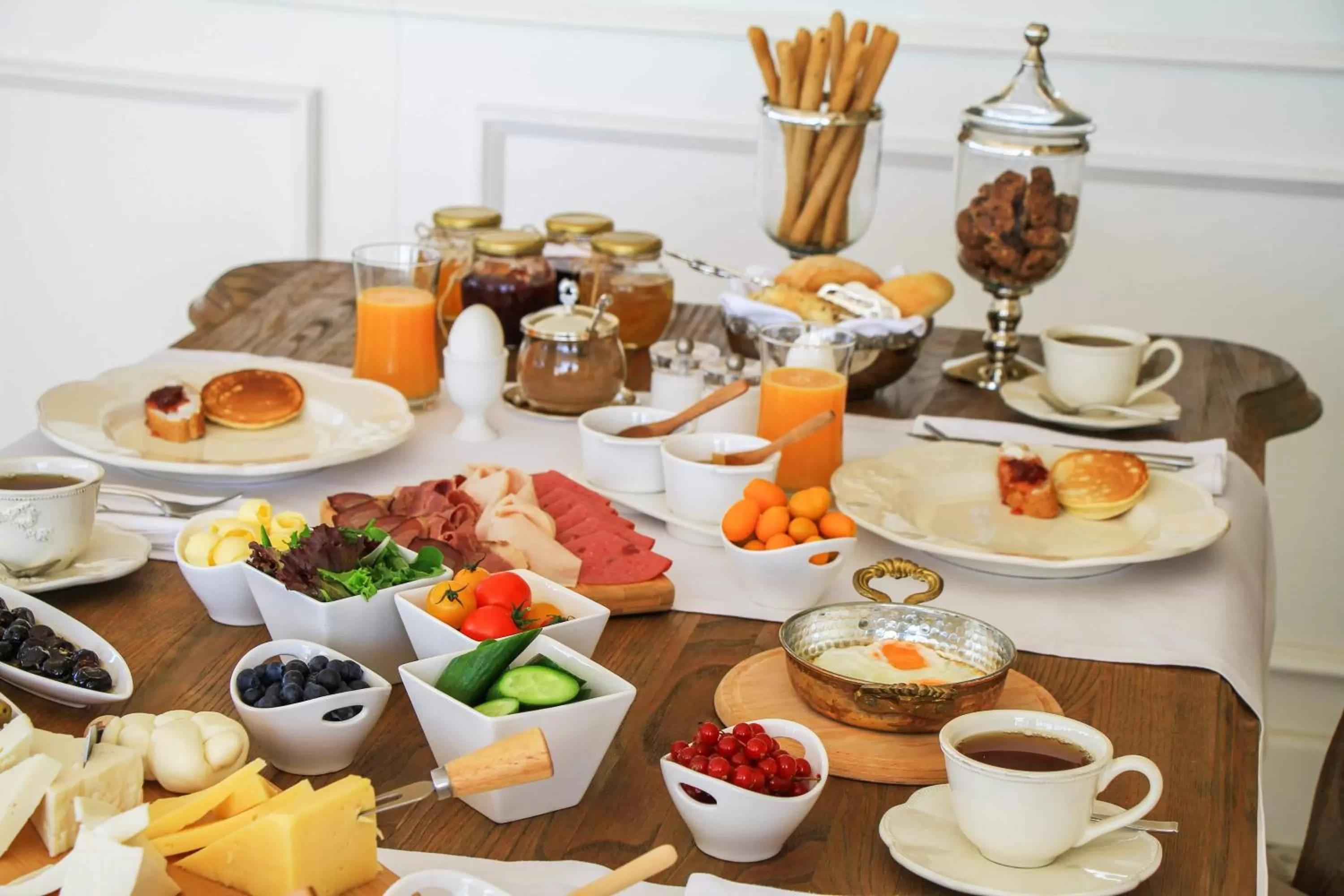 Restaurant/places to eat in Ena Boutique Hotel & Residences