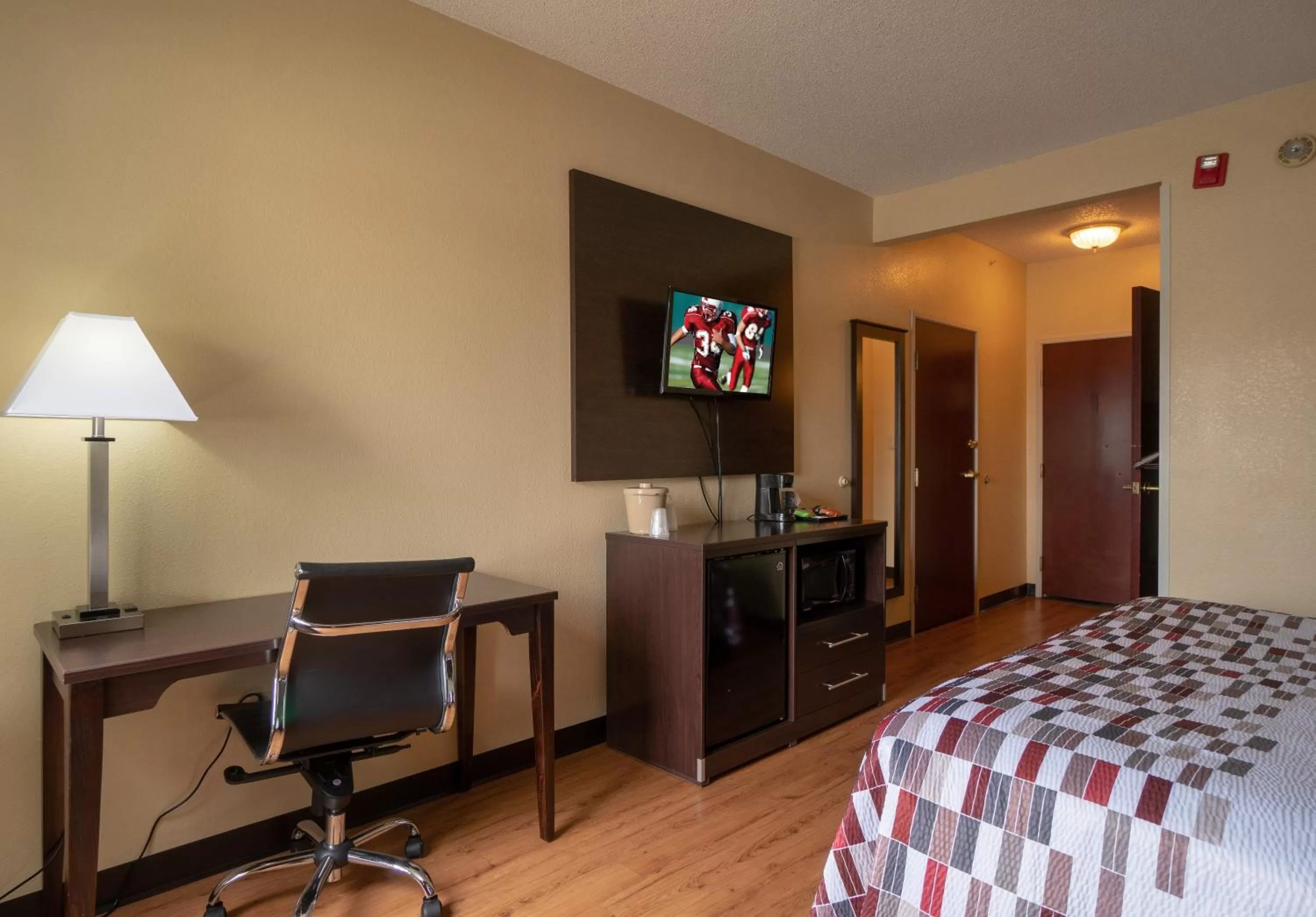 Photo of the whole room, Bed in Red Roof Inn & Suites Indianapolis Airport