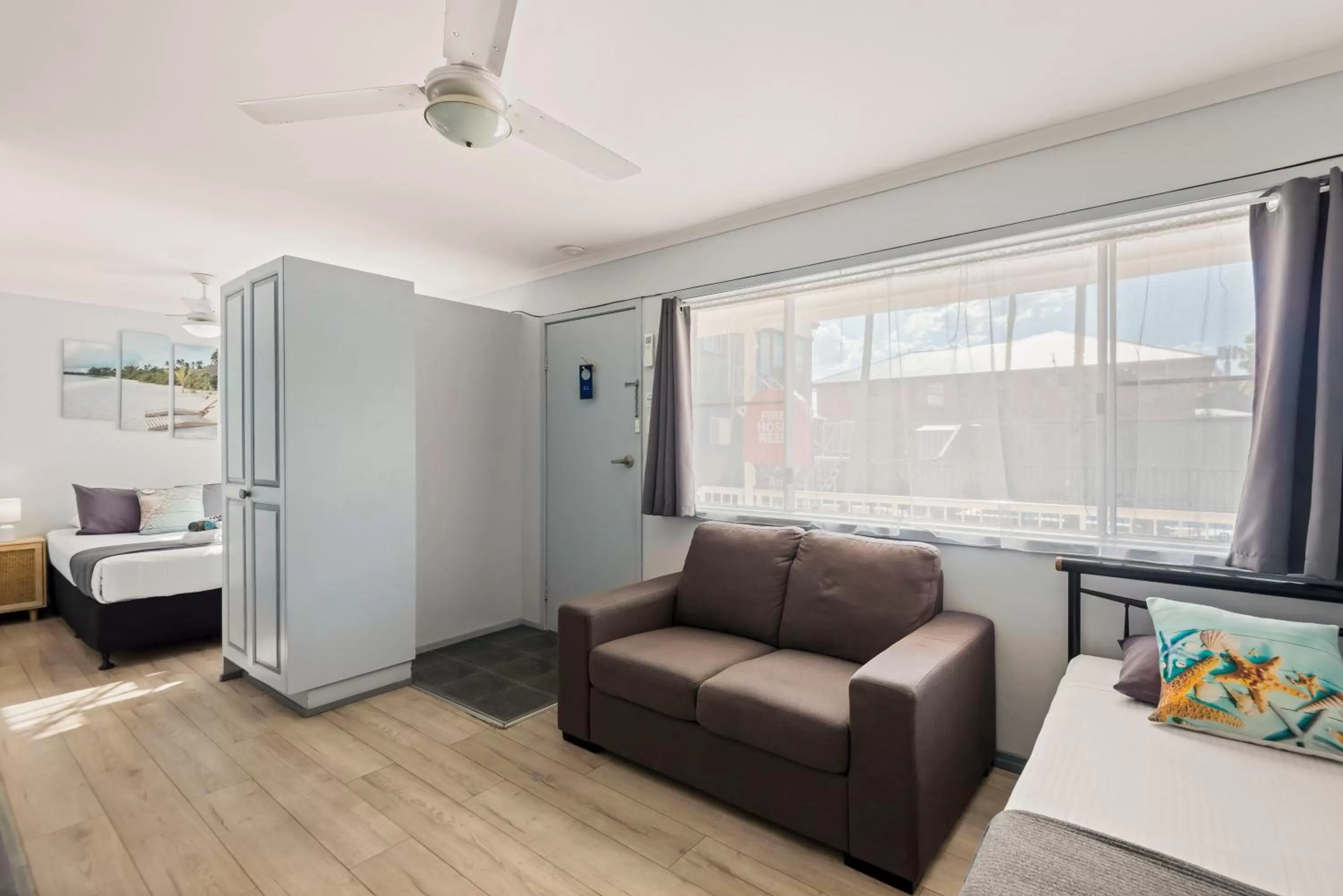 Seating area, Bed in Pacific Motor Inn
