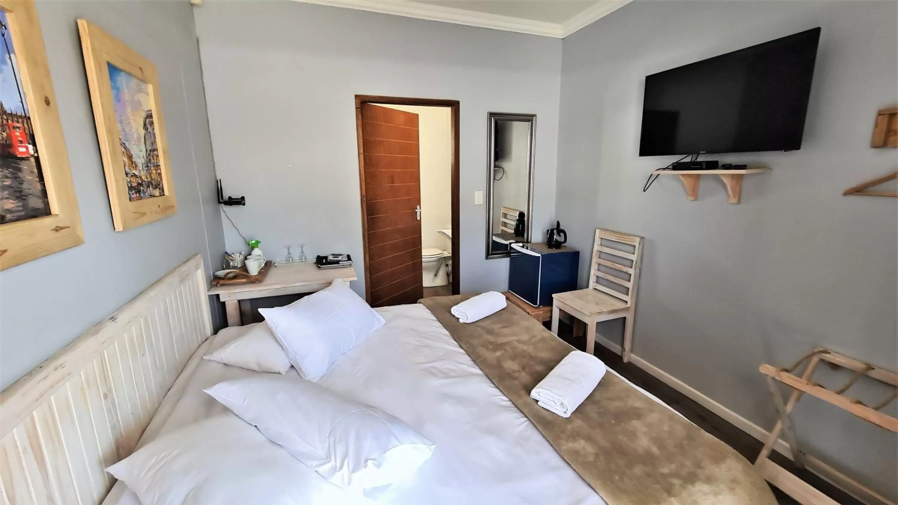 Bed in Tiende Laan Bed & Breakfast and Self-Catering