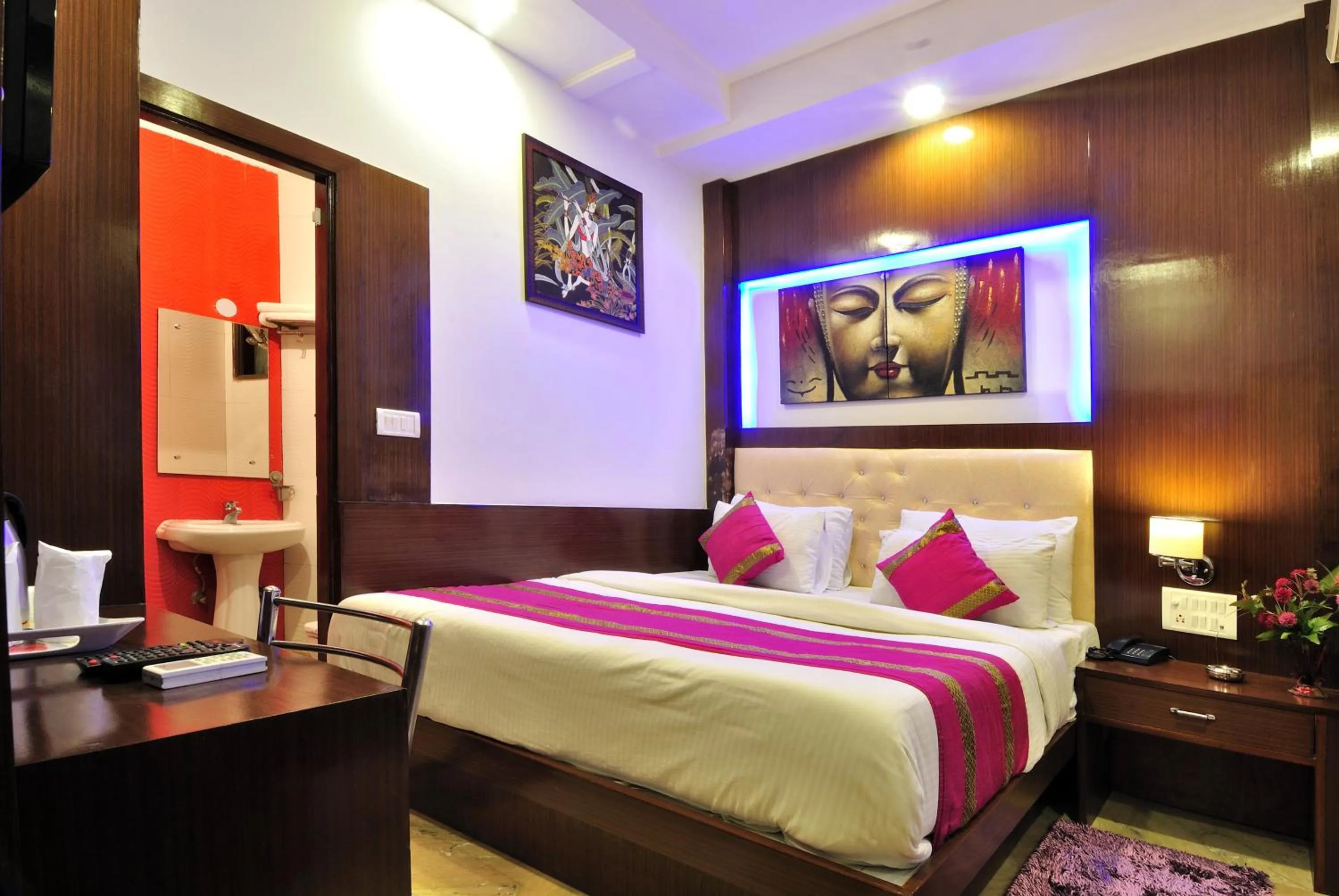 Bedroom, Bed in Hotel Nirmal Mahal - Paharganj - New Delhi