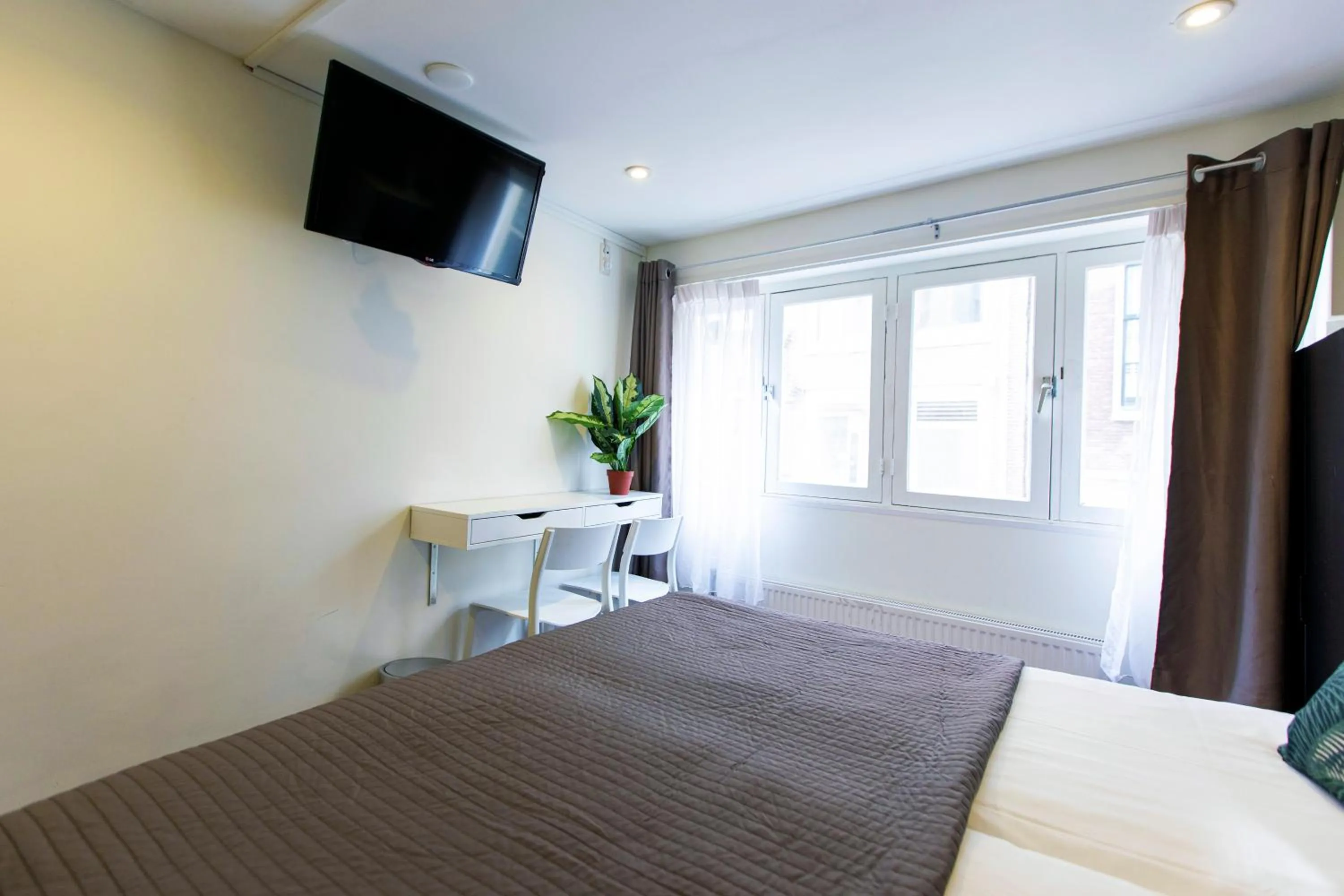 Bed in Quentin Arrive Hotel