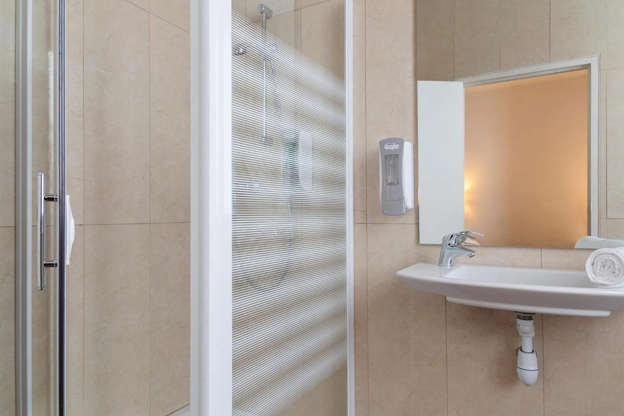 Shower in The Originals City, Hôtel Astoria Vatican, Lourdes