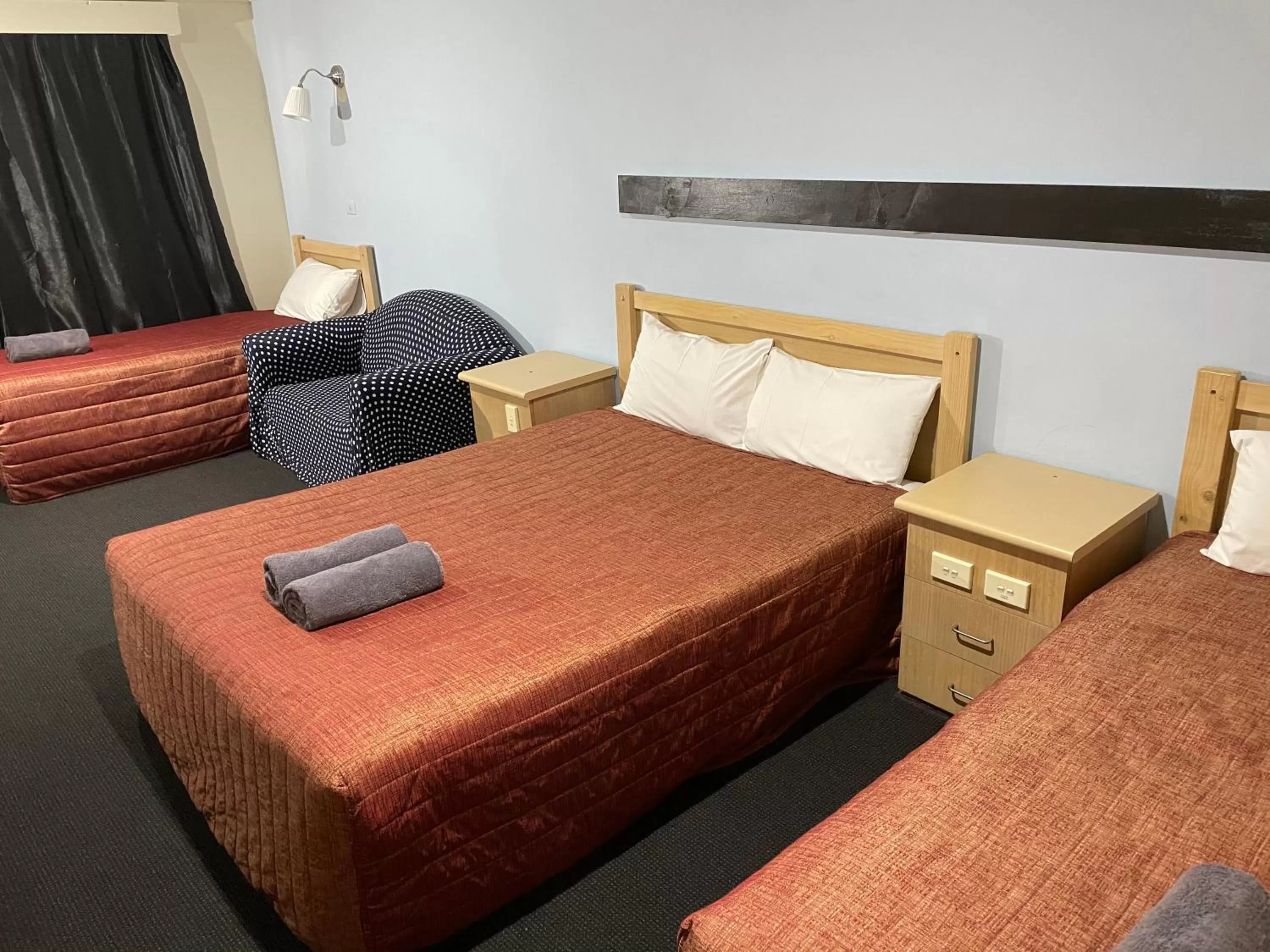 Bed in Countryman Motor Inn Cowra