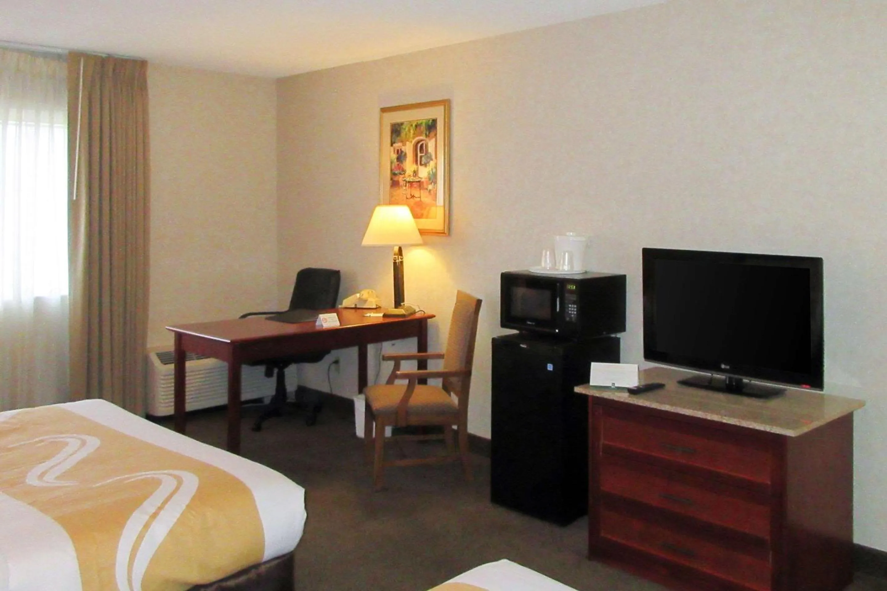 Photo of the whole room, Bed in Quality Inn & Suites Albuquerque Midtown - University Area