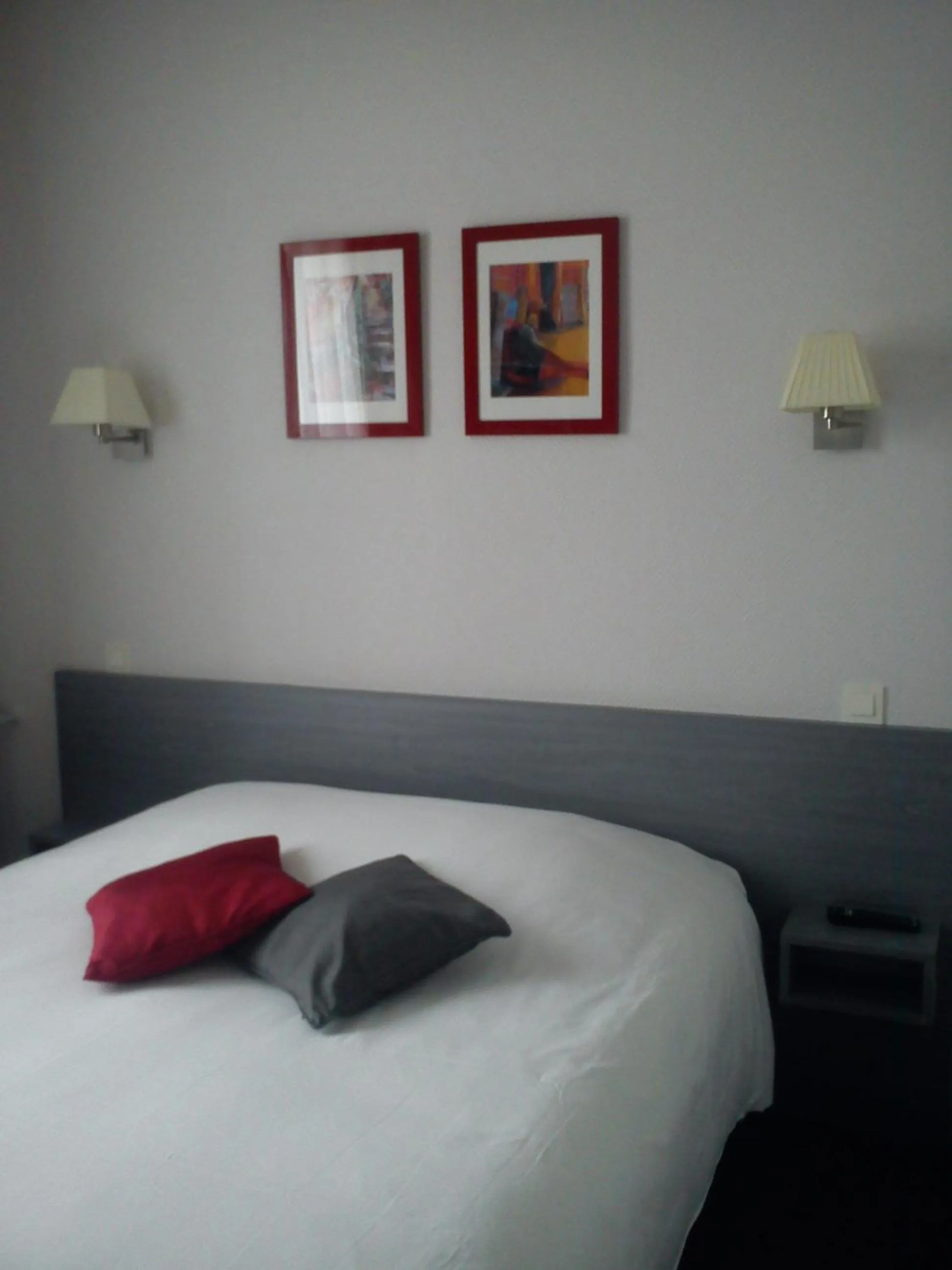 Photo of the whole room, Bed in Hôtel Carmin