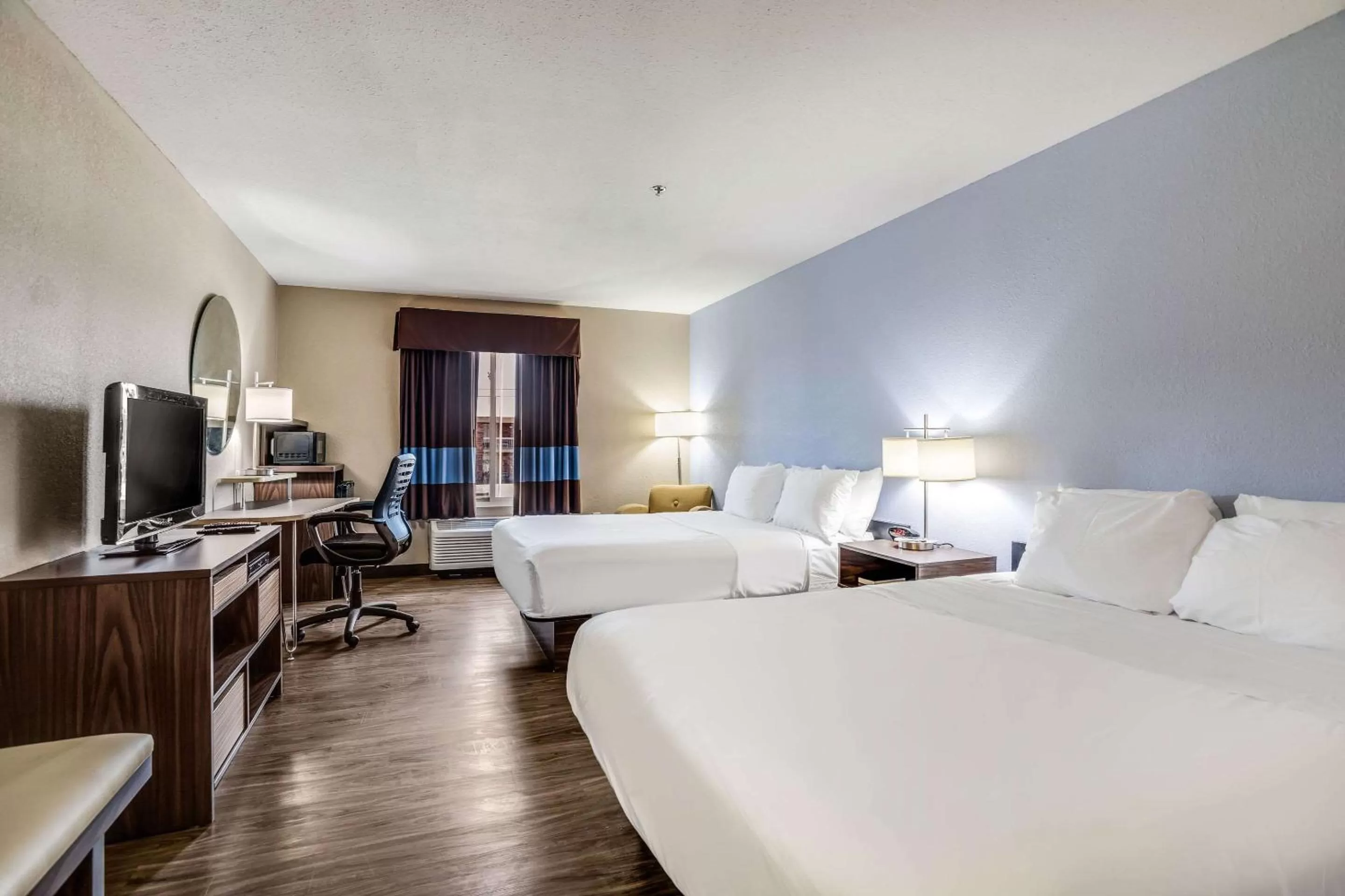 Photo of the whole room, Bed in Quality Inn Calvert City - Paducah East