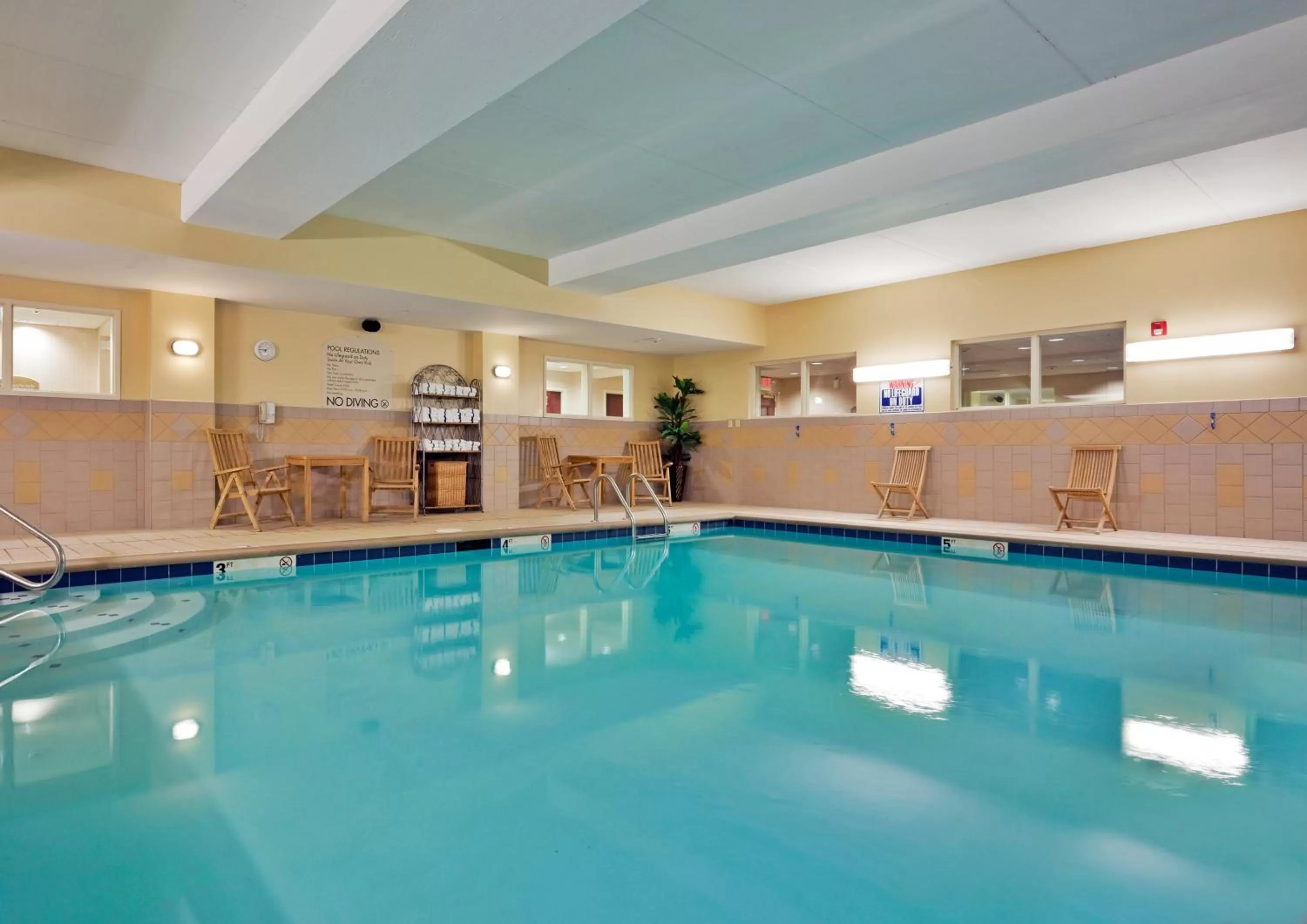 Swimming pool in Holiday Inn Express Hotel & Suites Harriman by IHG