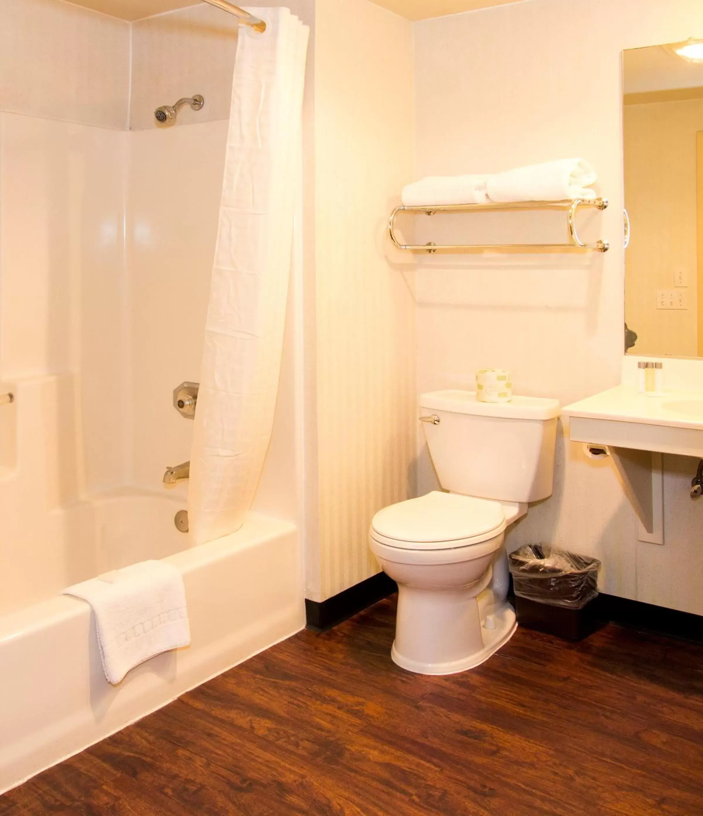 Queen Room with Two Queen Beds in Holiday Haus Queen Room with Two Queen Beds in Holiday Haus