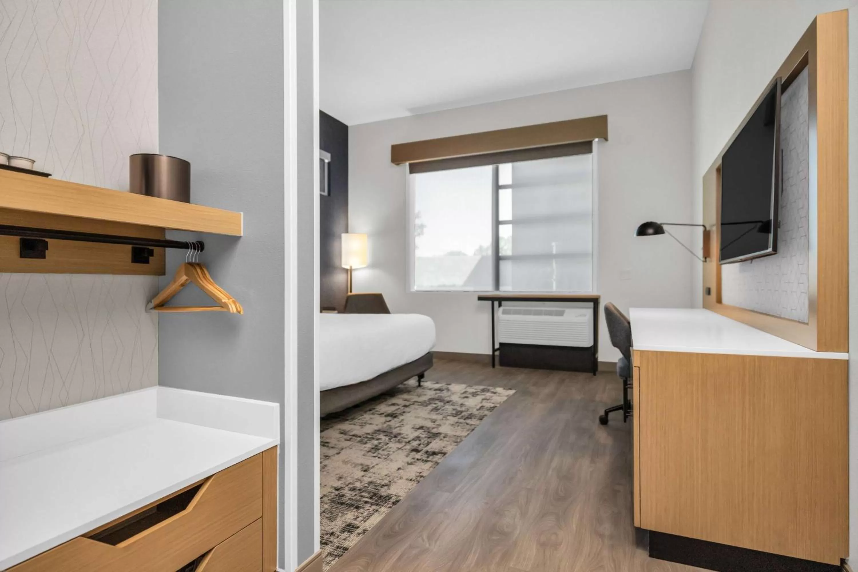 Photo of the whole room, Bed in La Quinta Inn & Suites by Wyndham San Jose Airport-Downtown