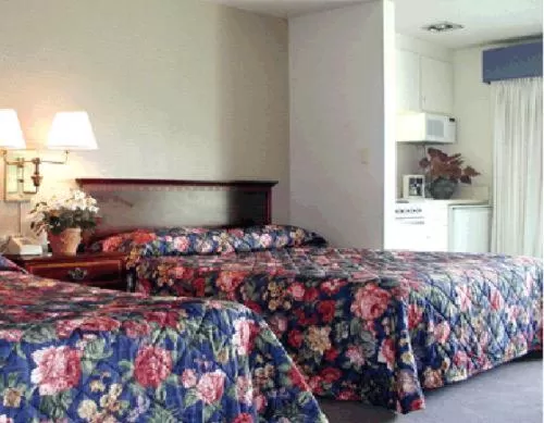 Bed in Coral Reef Inn & Condo Suites