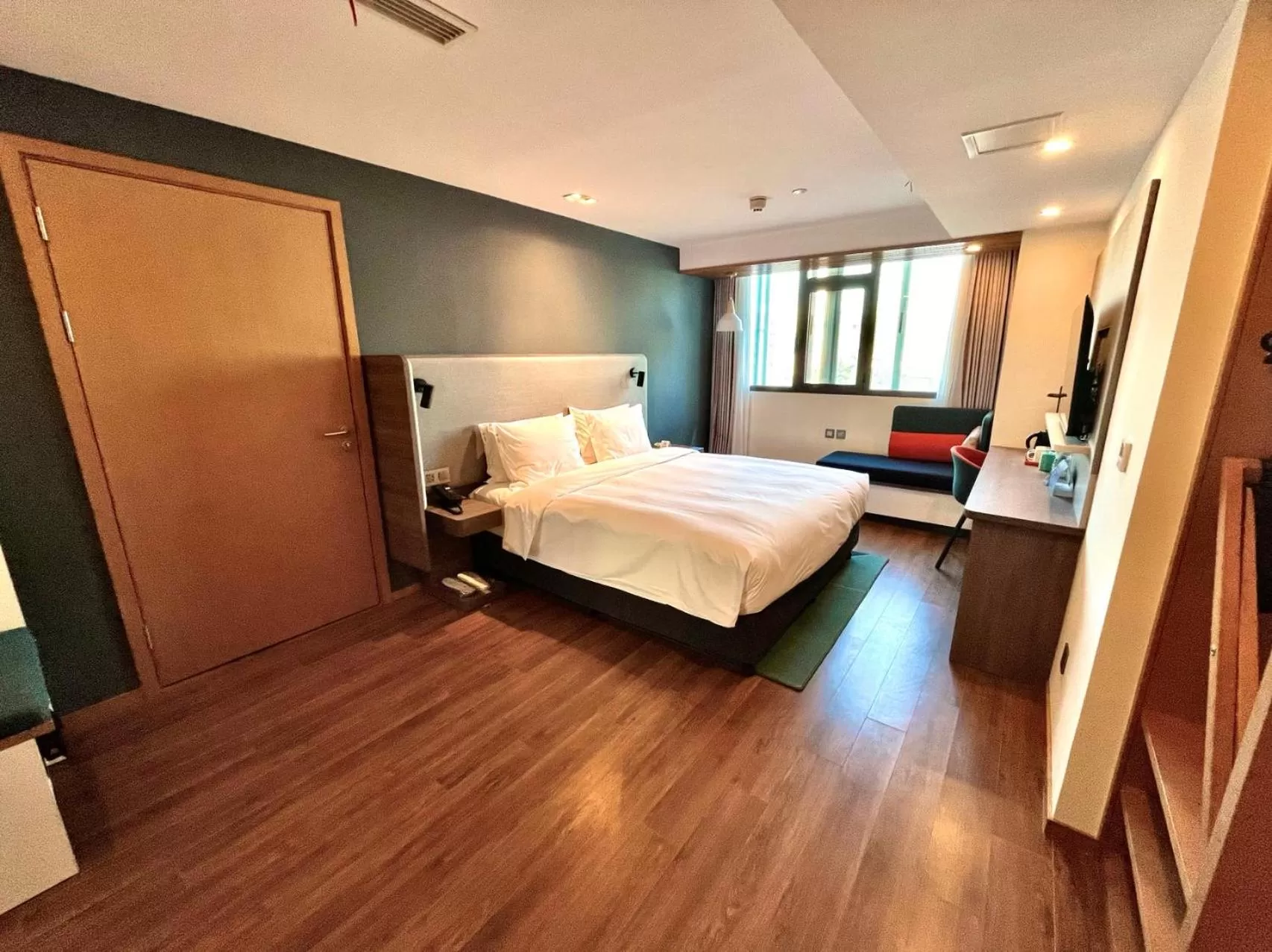 Facility for disabled guests, Bed in Holiday Inn Express Qingdao City Center by IHG