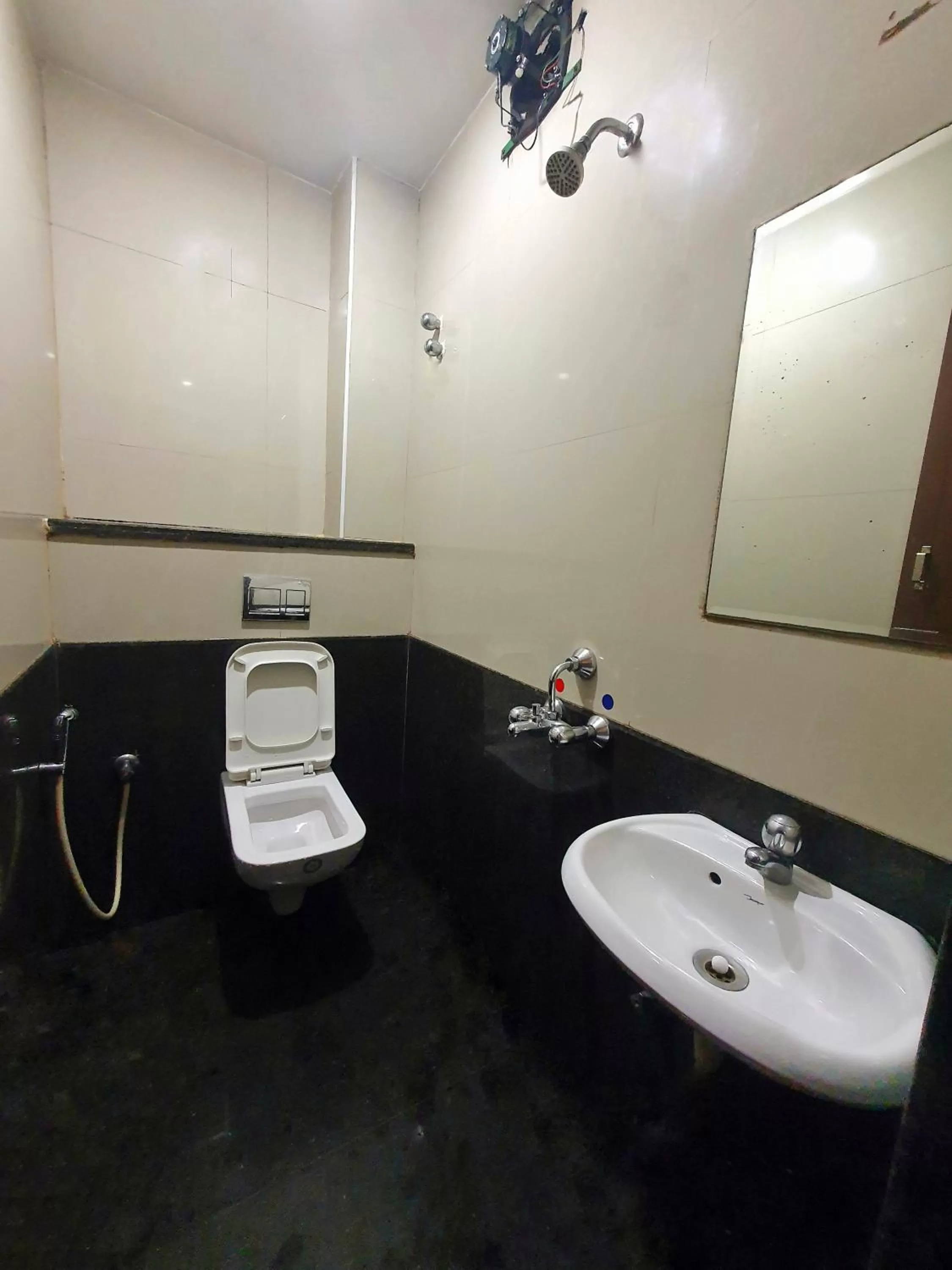Bathroom in BHIMAS INN -Puratchi Thalaivar Dr M G Ramachandran Central Railway Station Chennai
