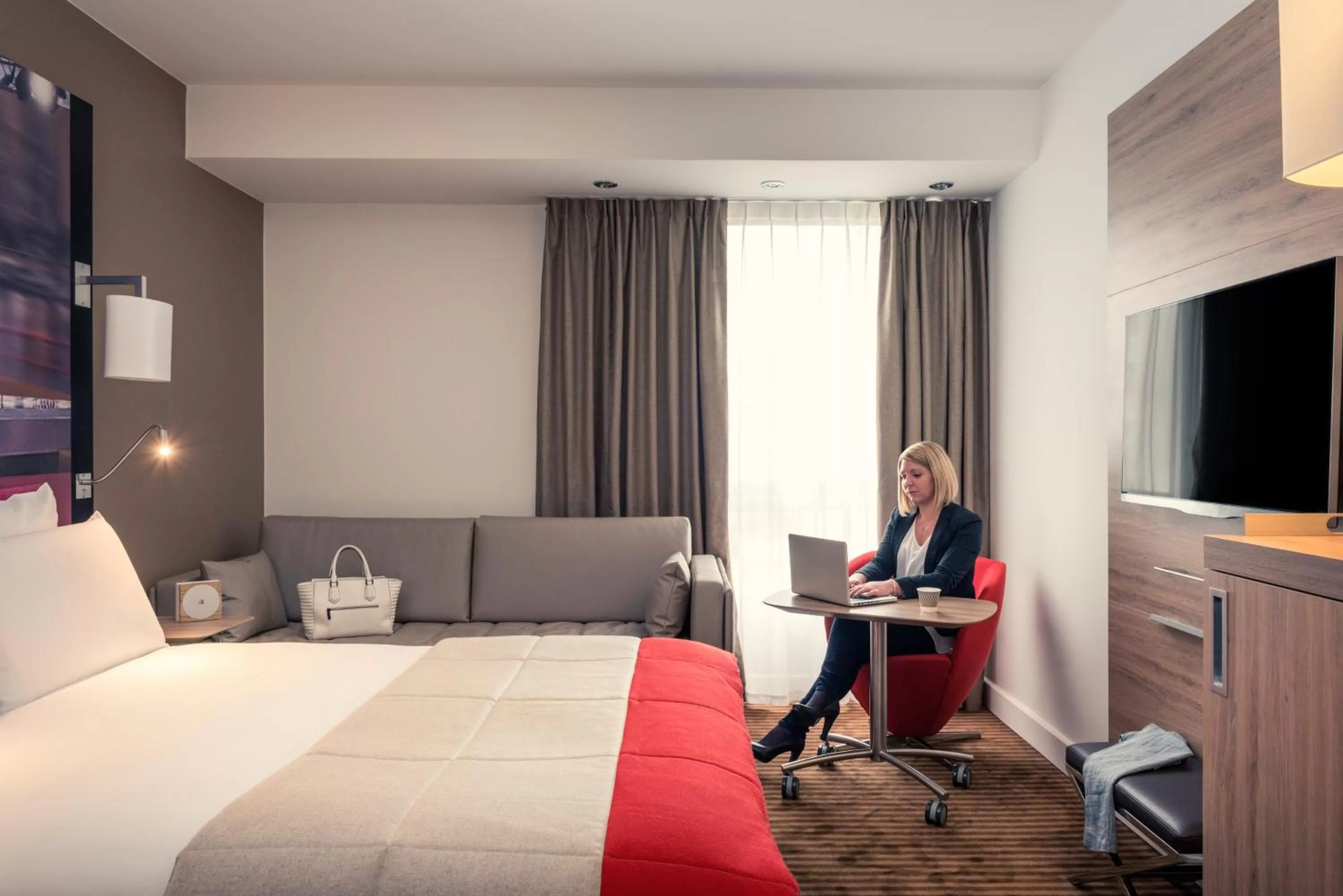 TV and multimedia, Bed in Mercure Paris Boulogne