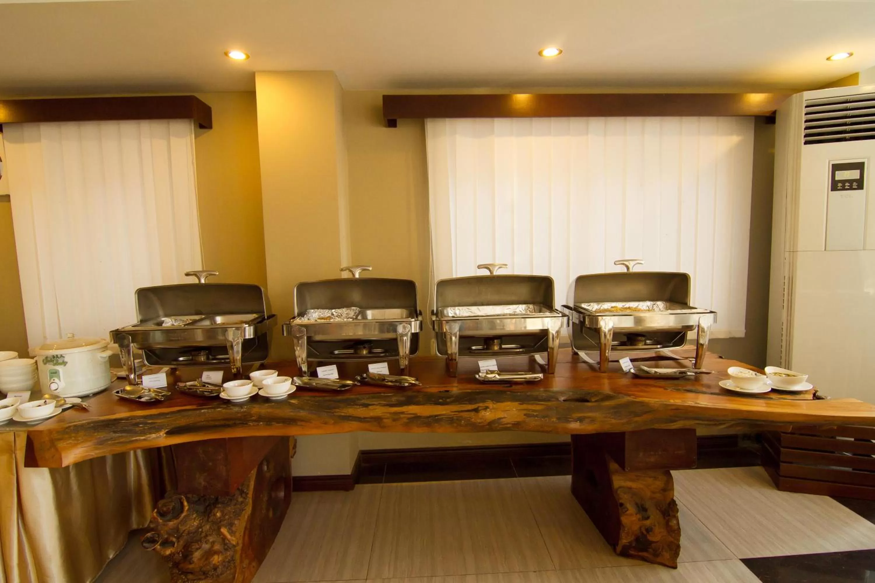 Restaurant/places to eat in Hotel Yankin