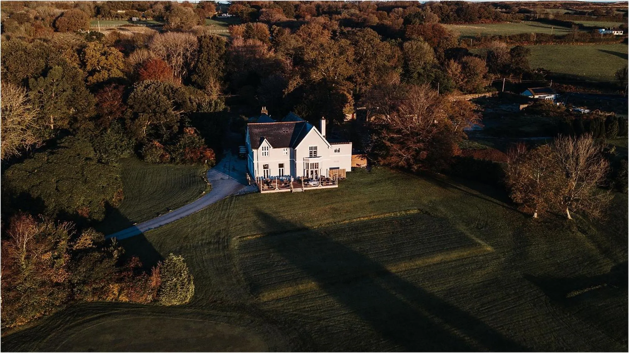 Property building in Welbeck Manor and Golf