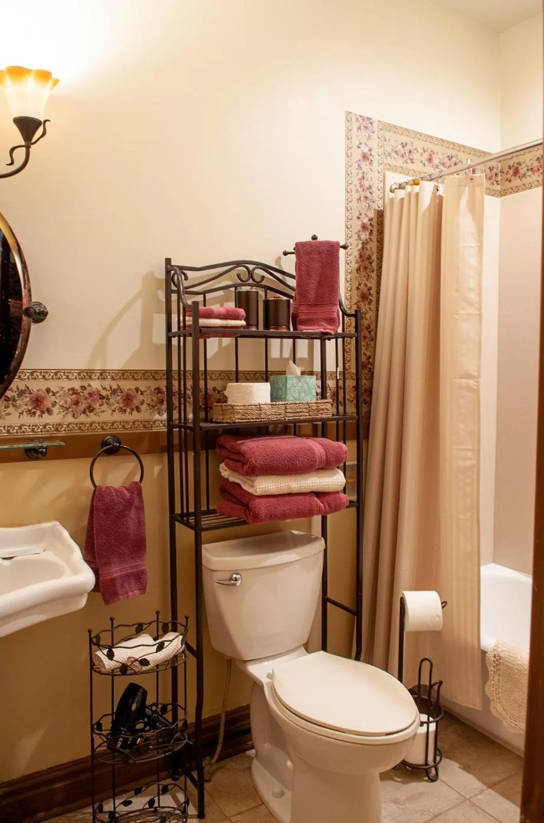 Shower, Bed in The Historic Wolf Hotel