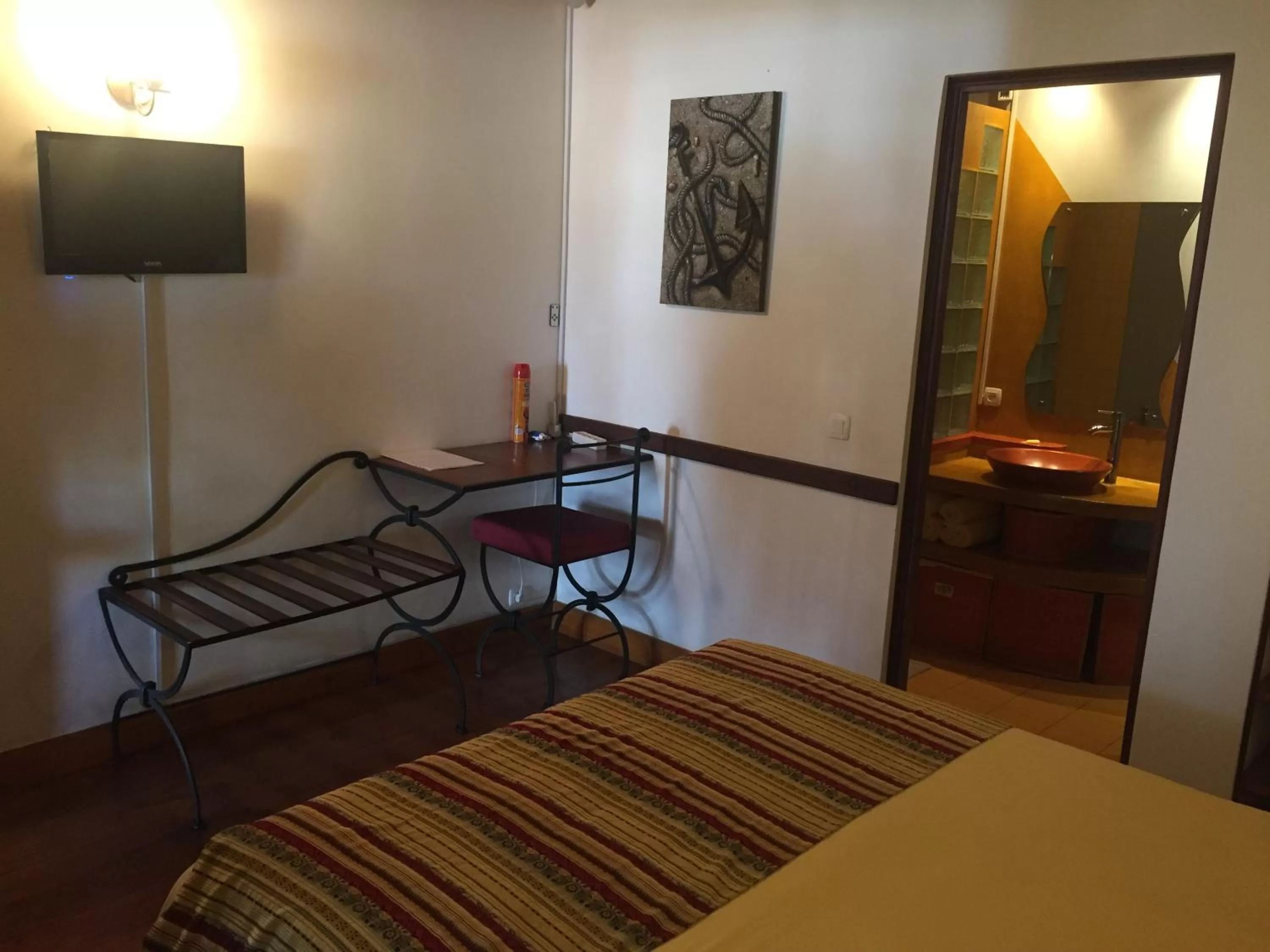 Bathroom, Bed in Belvedere Hotel