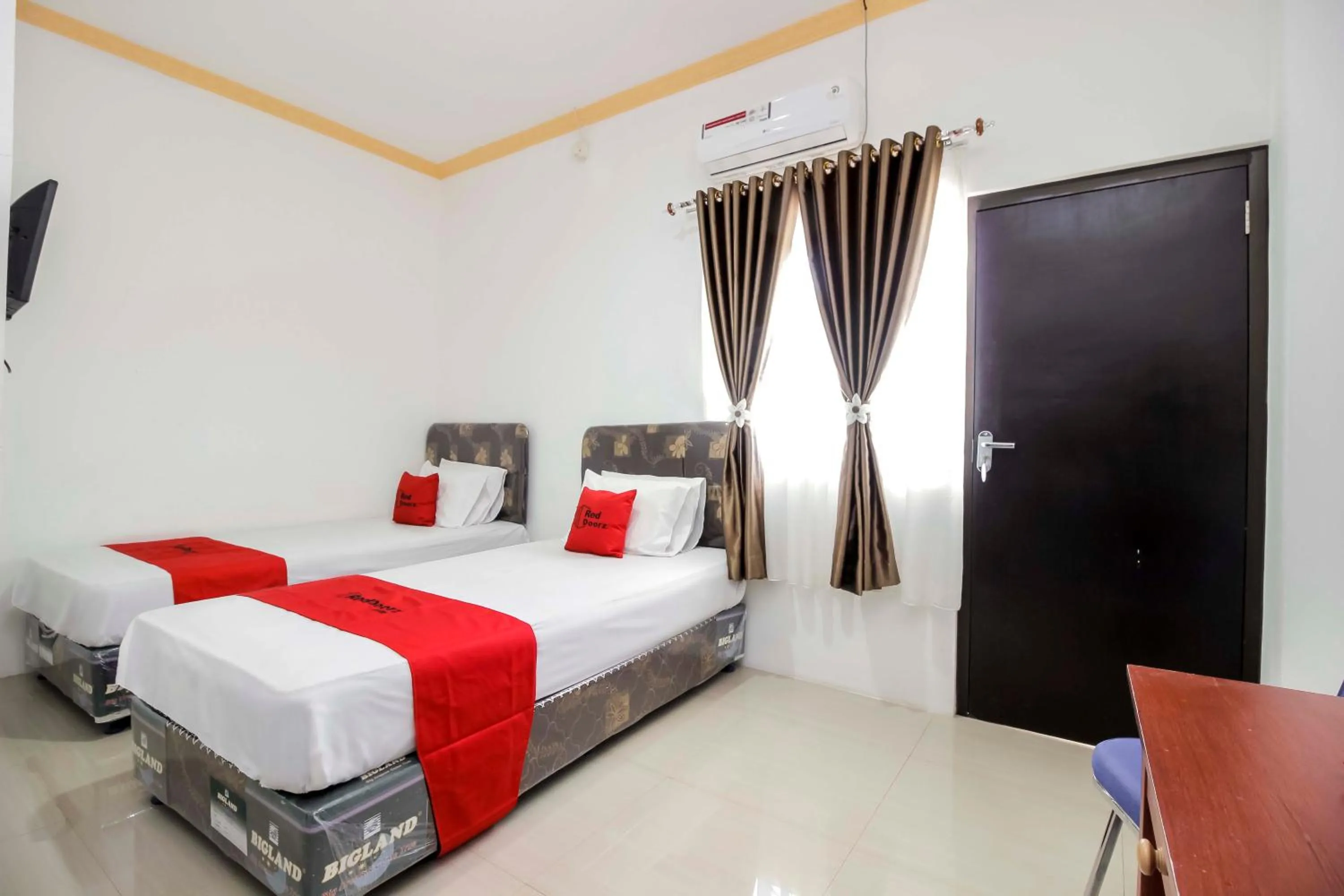 Bedroom, Bed in RedDoorz near Sam Ratulangi Airport Manado