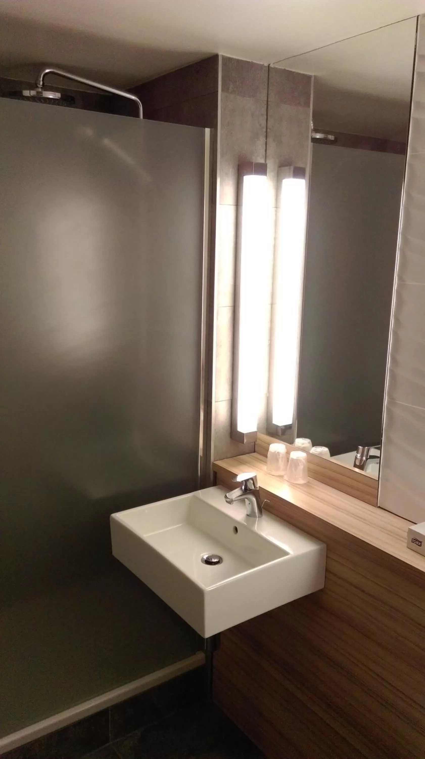 Bathroom in Campanile Dijon Nord - Toison D'or