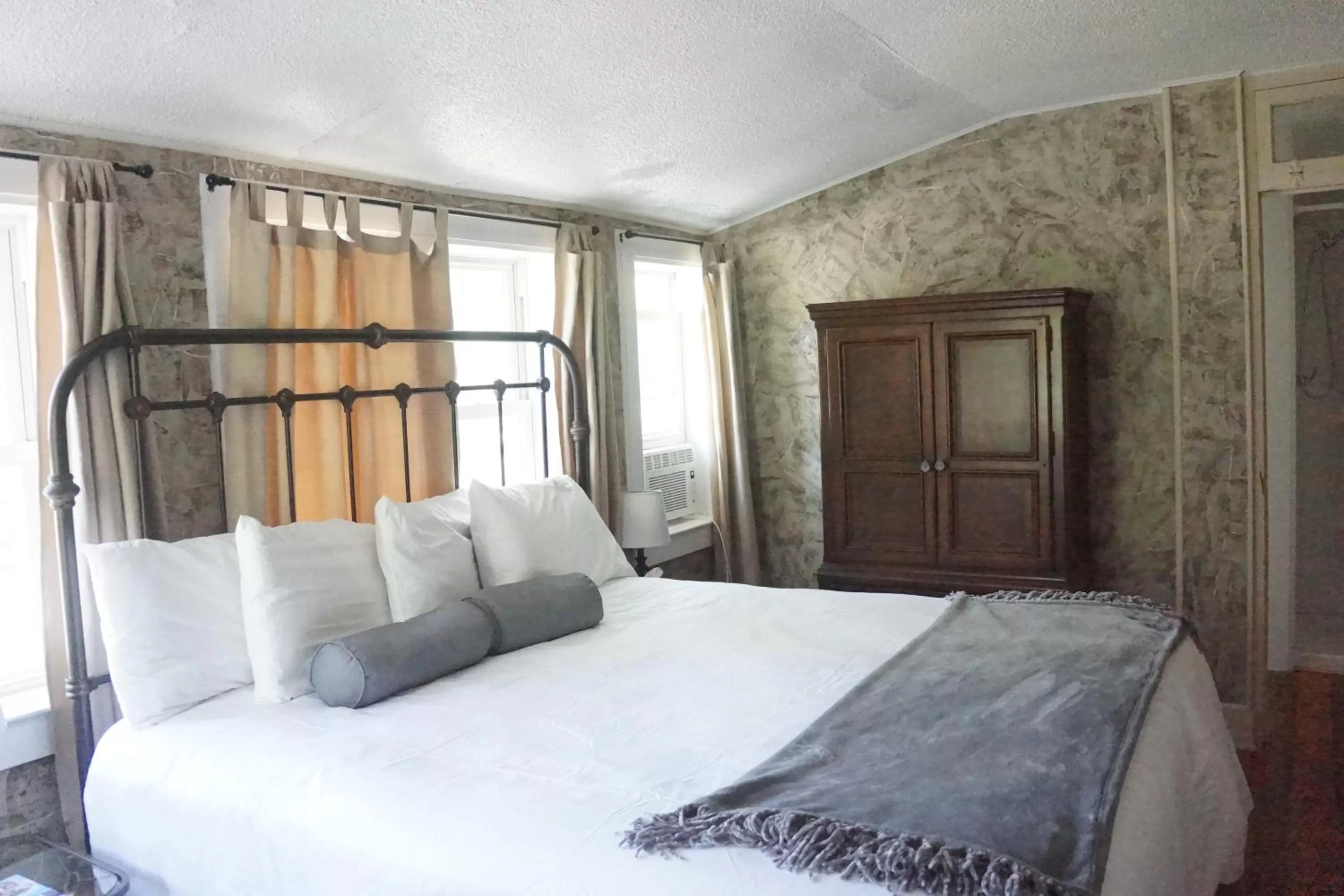 Bed in The Frogtown Inn