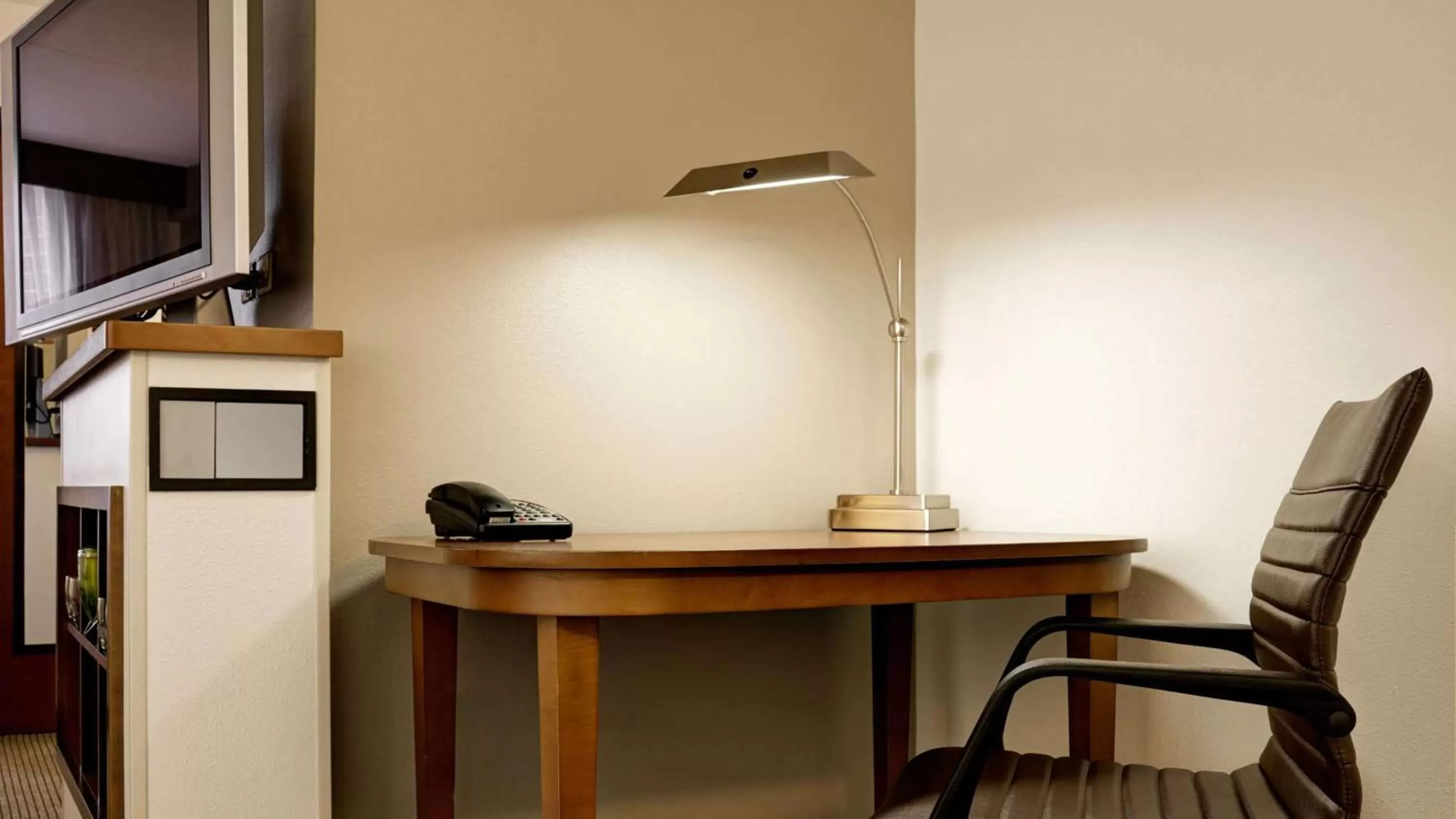 Bedroom in Sonesta Select Tucson Airport