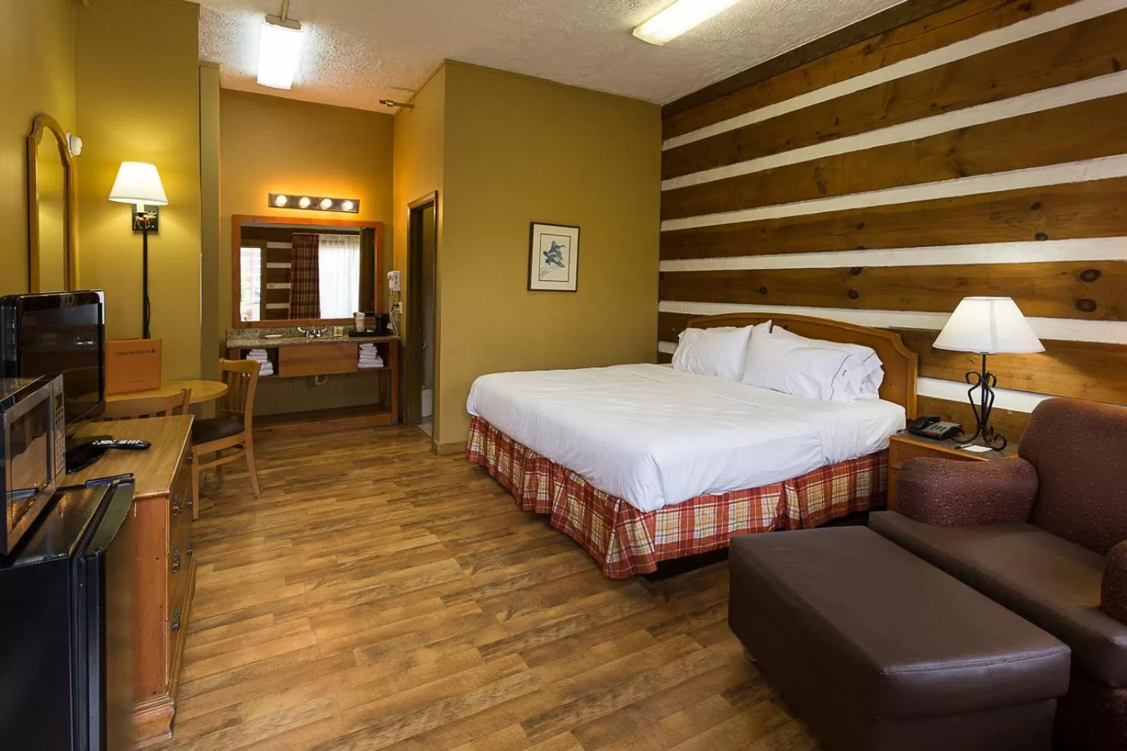 Photo of the whole room, Bed in Timbers Lodge
