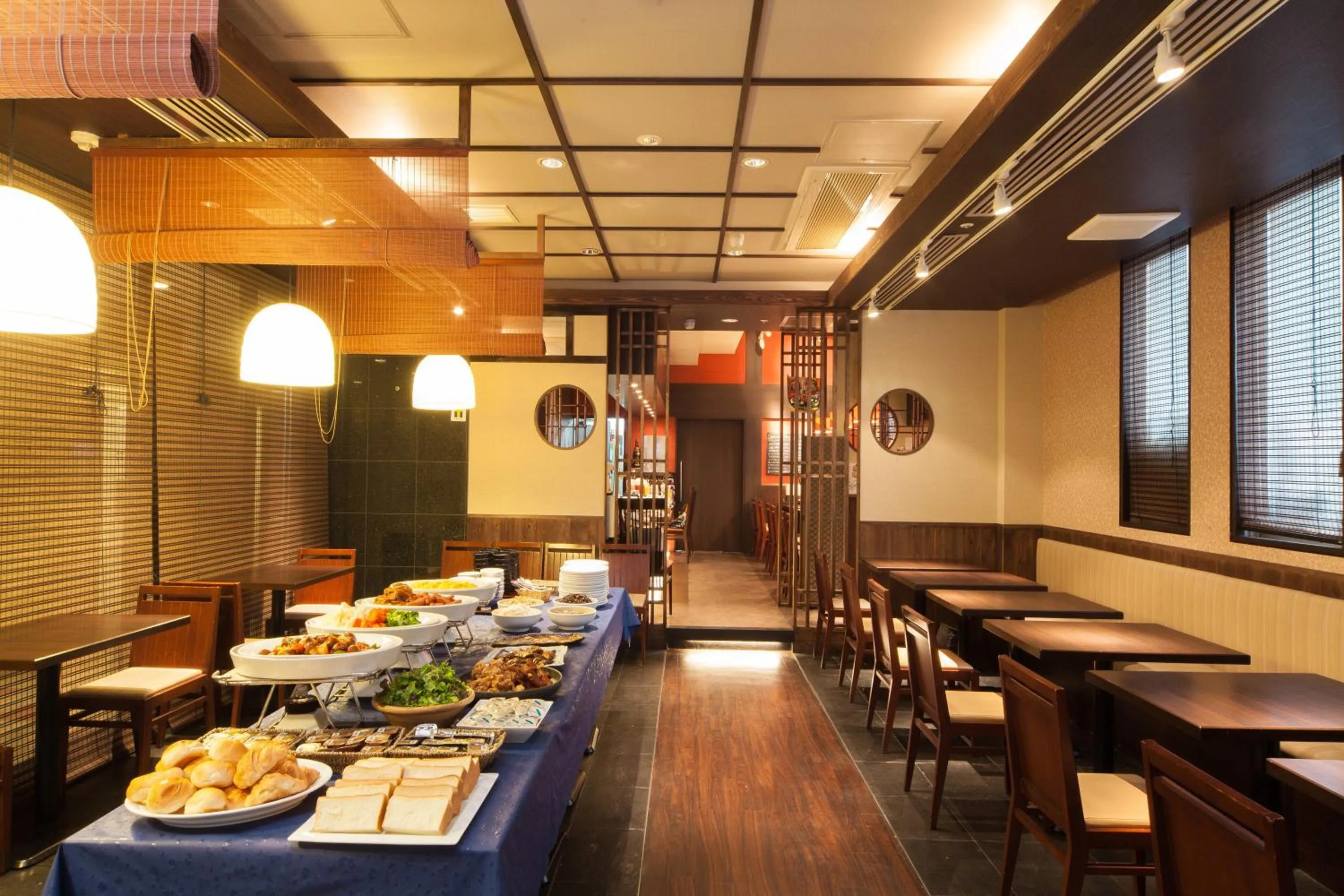 Restaurant/places to eat in HOTEL MYSTAYS Sakaisuji Honmachi