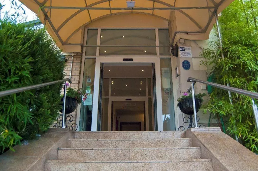 Facade/entrance in Avonbridge Hotel