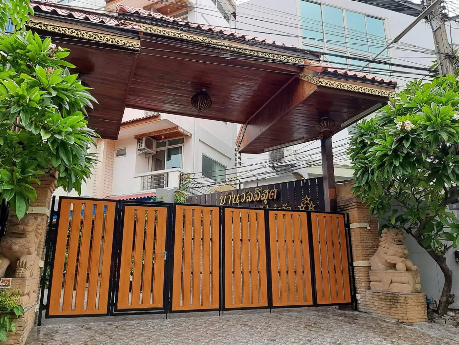 Facade/entrance in Vanlisut Hotel Ngamwongwan