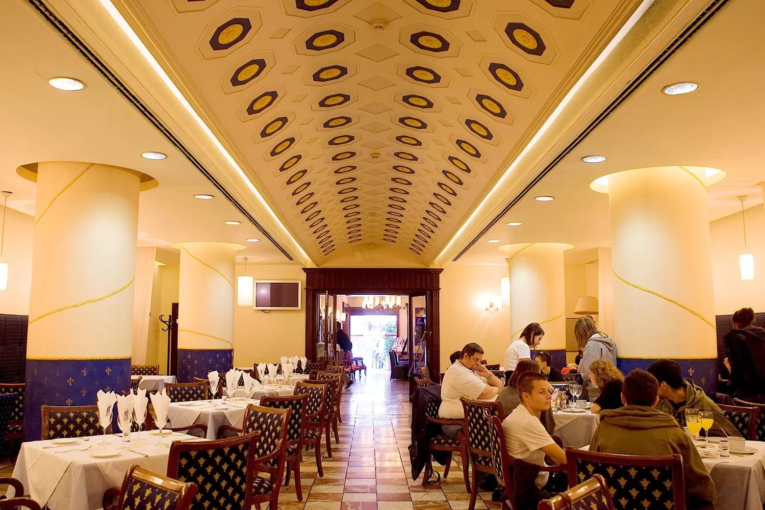 Restaurant/places to eat in Ramblas Hotel