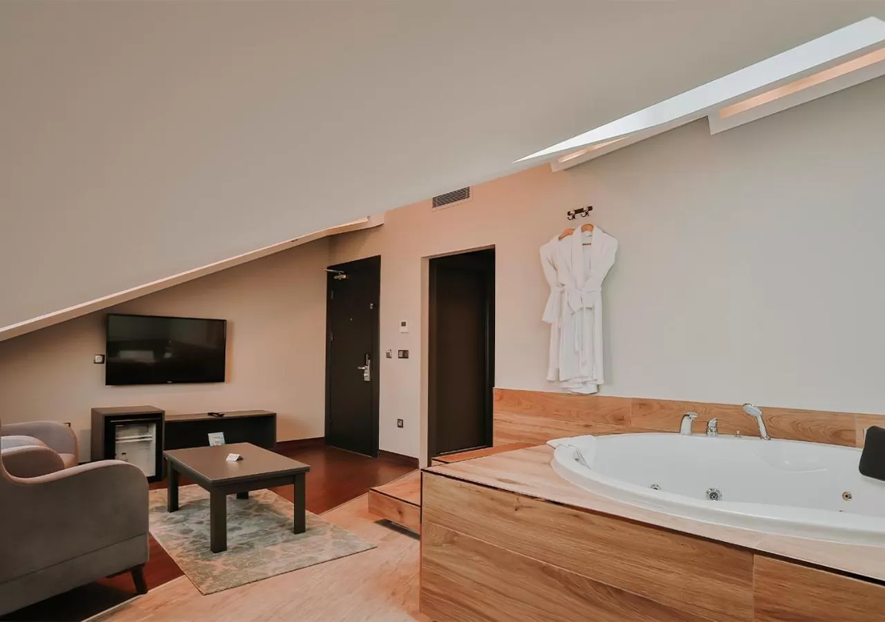 Hot Tub in Peerless Villas Hotel