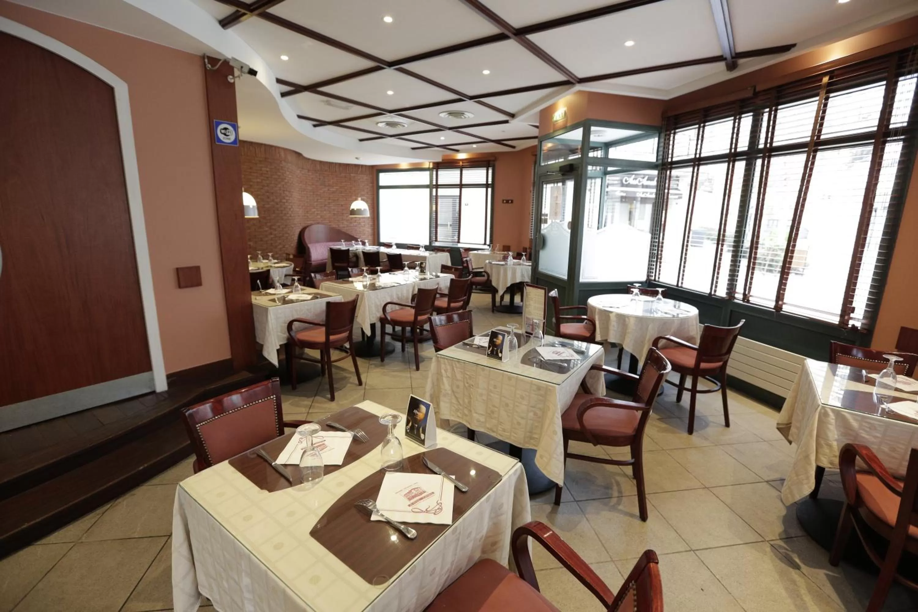 Restaurant/places to eat in Hôtel Au Petit Caporal