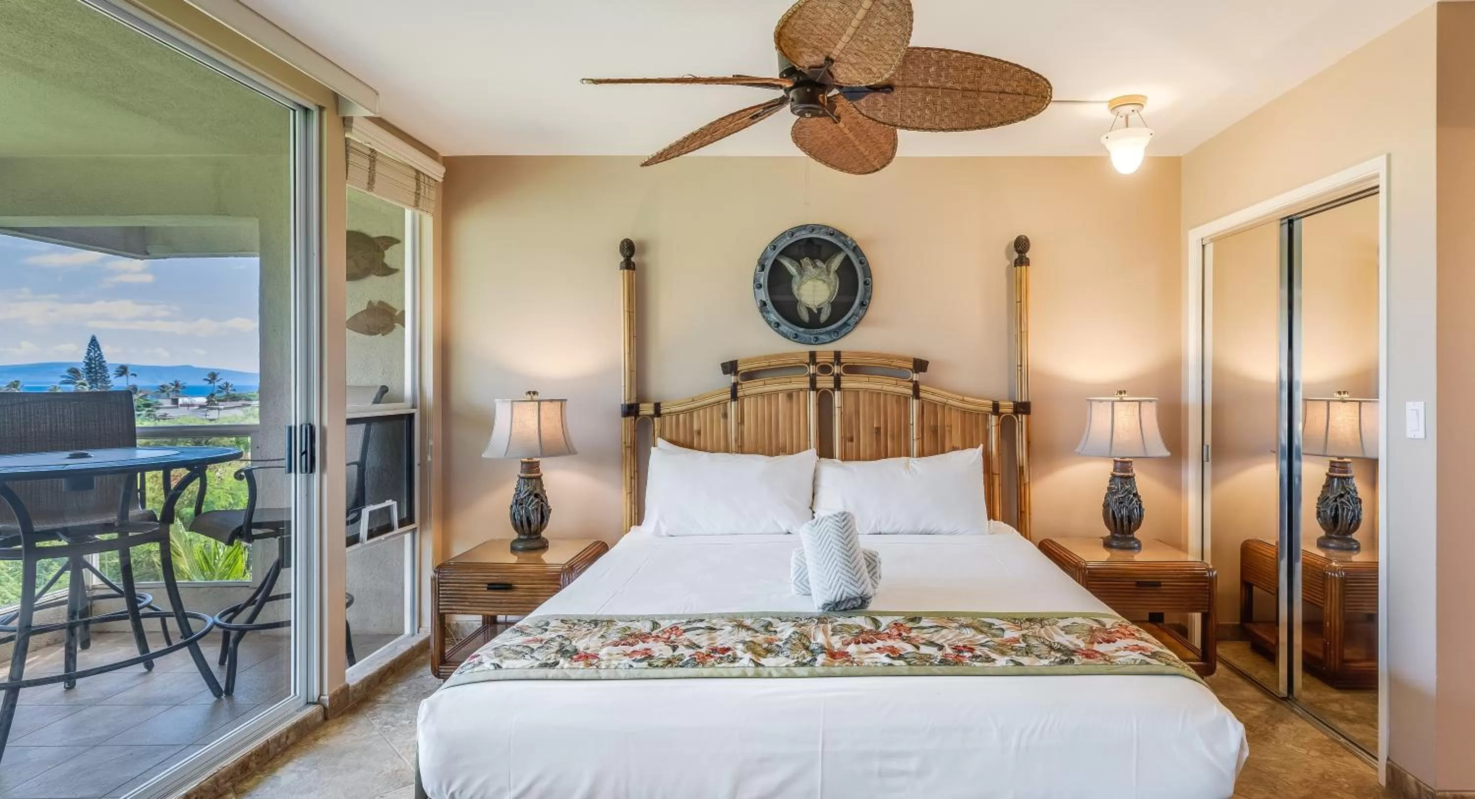 Bed in Castle Maui Banyan