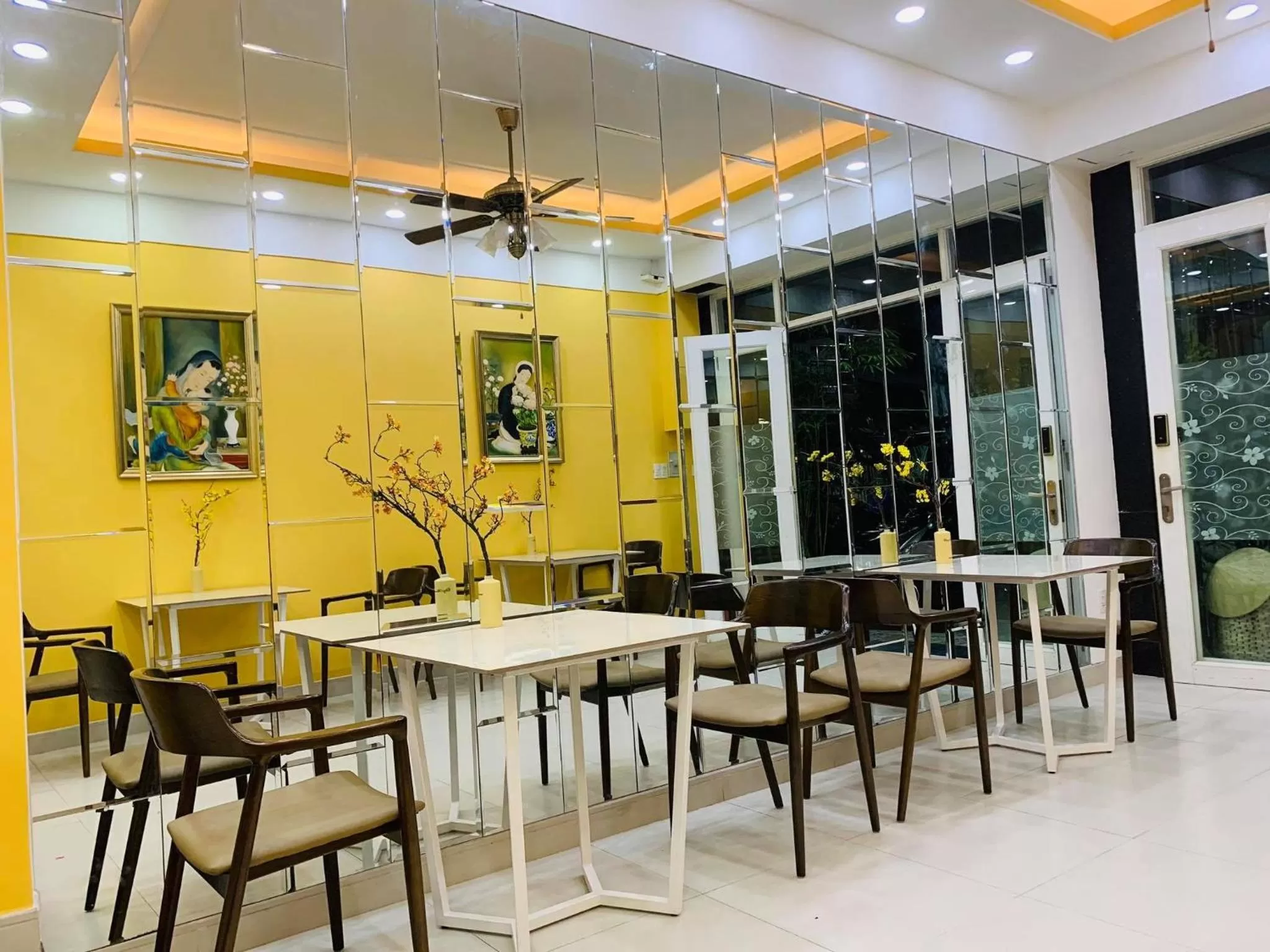 Restaurant/places to eat in Chez Mimosa Local - Free Laundry