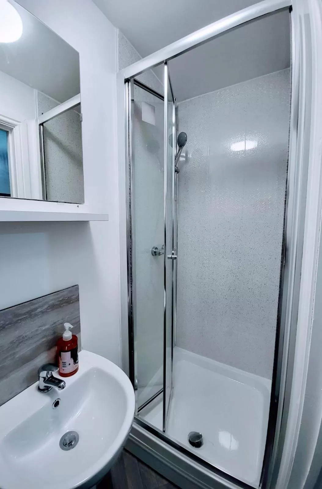 Shower in Easy Living Nottingham - Burns Street